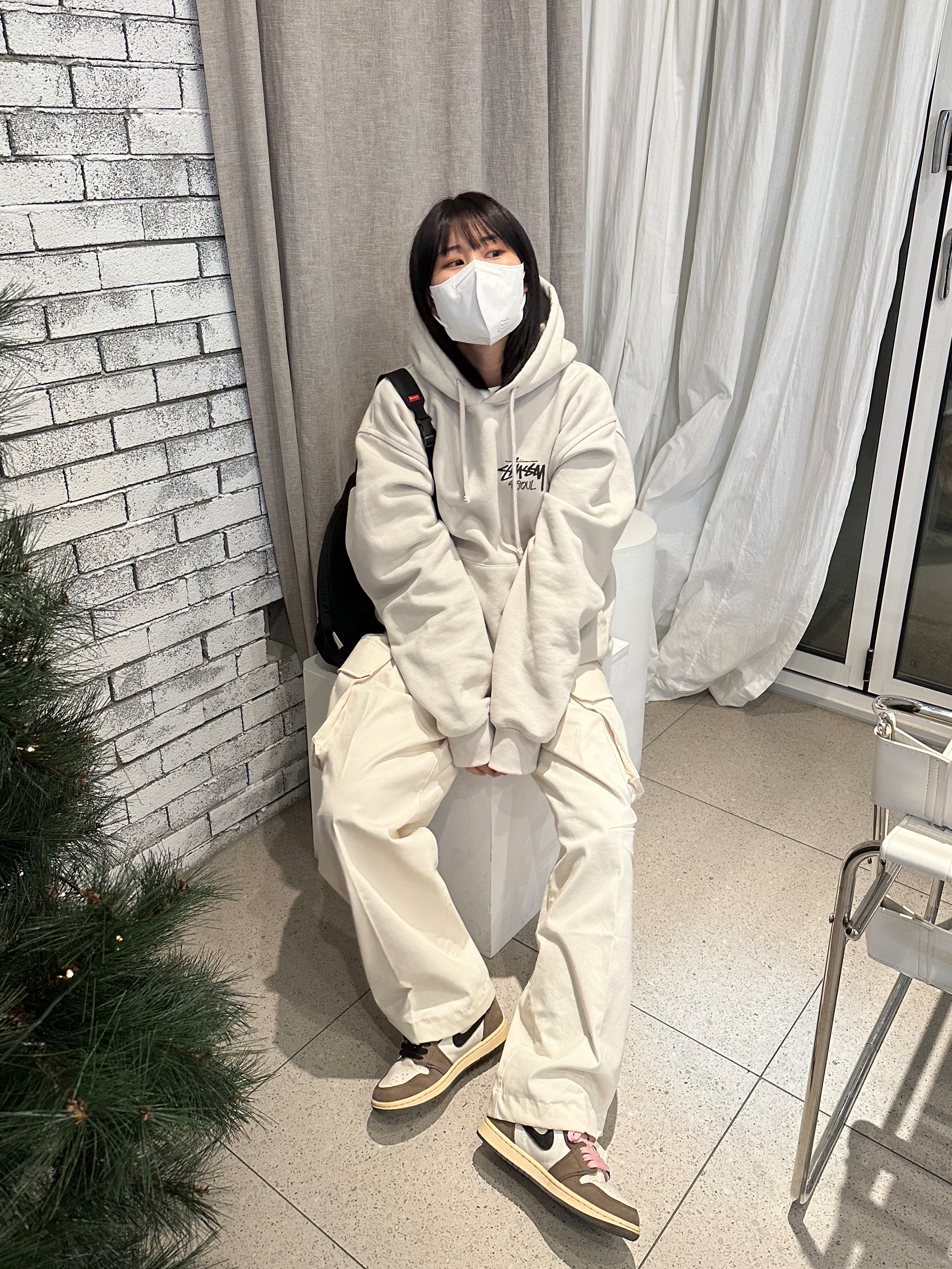 Jordan 1 x Travis Scott Retro High OG SP Mocha, Supreme Sling Bag Black - 22SS 착용 스타일 - 1