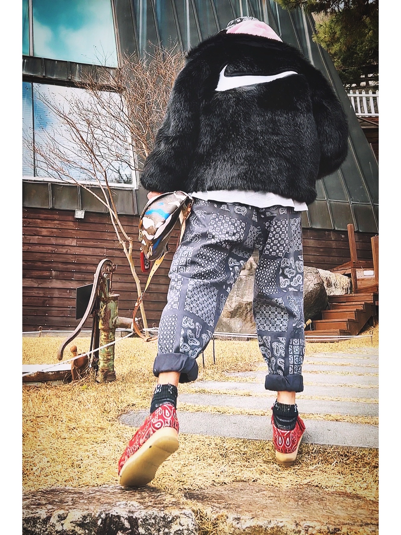 Supreme Bandana Crusher Black - 21SS, Supreme x Burberry Box Logo Hooded Sweatshirt Light Pink - 22SS 착용 스타일 - 2