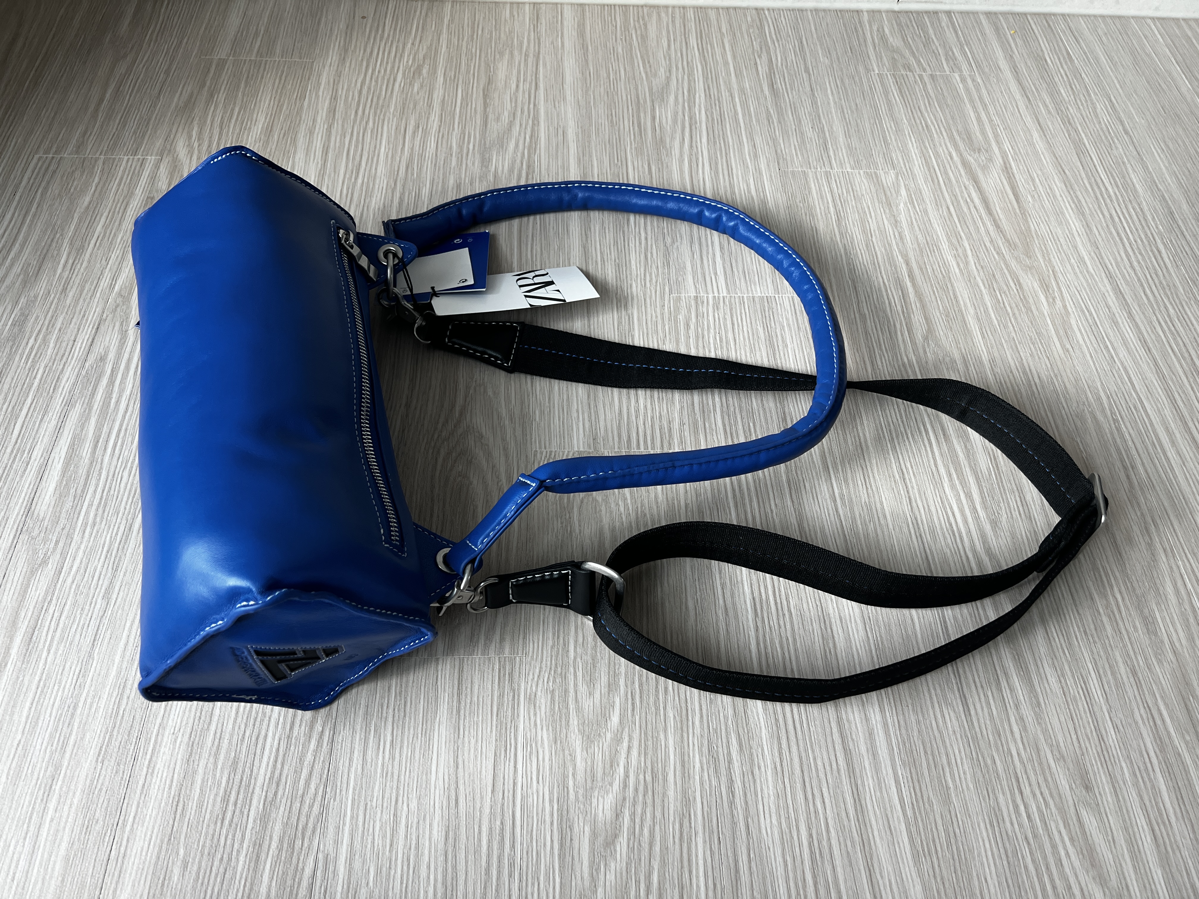 Ader Error x Zara Leather Shoulder Bag Blue 착용 스타일 - 1