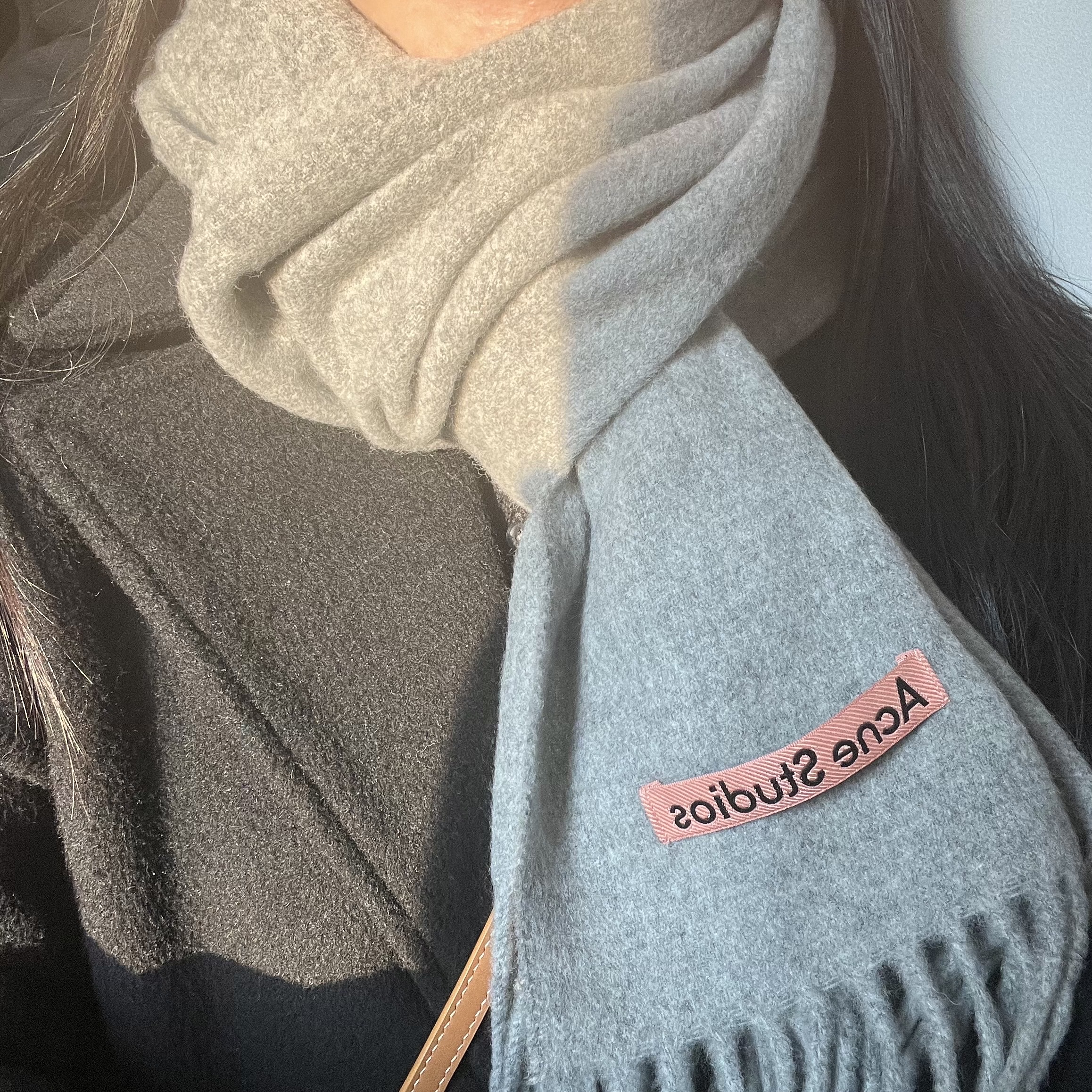 Acne Studios Narrow Wool Fringe Muffler Light Grey Melange 착용 스타일