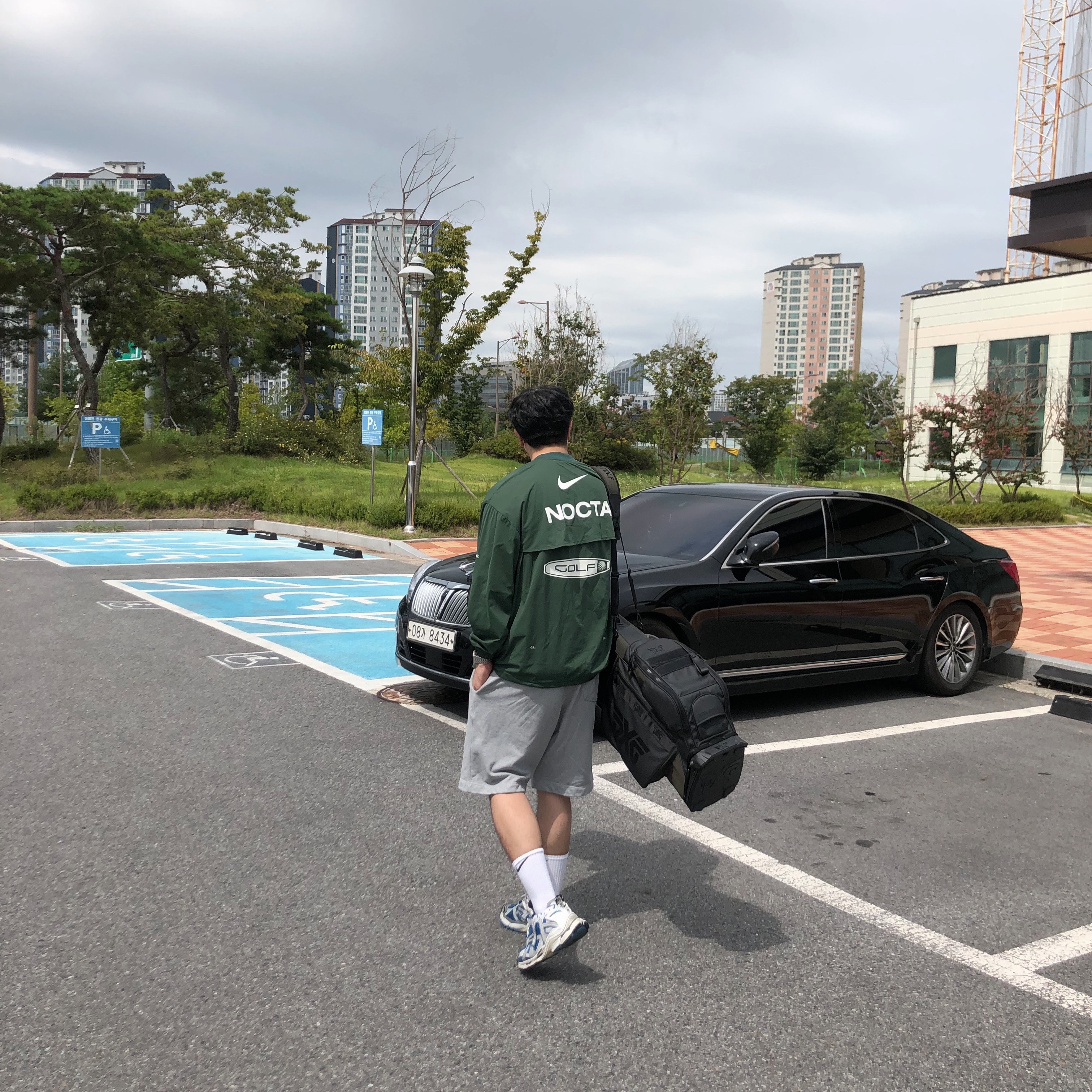 Nike x Drake Nocta Golf Crewneck Top Green - US/EU, Balenciaga Runner Sneakers Blue White 착용 스타일