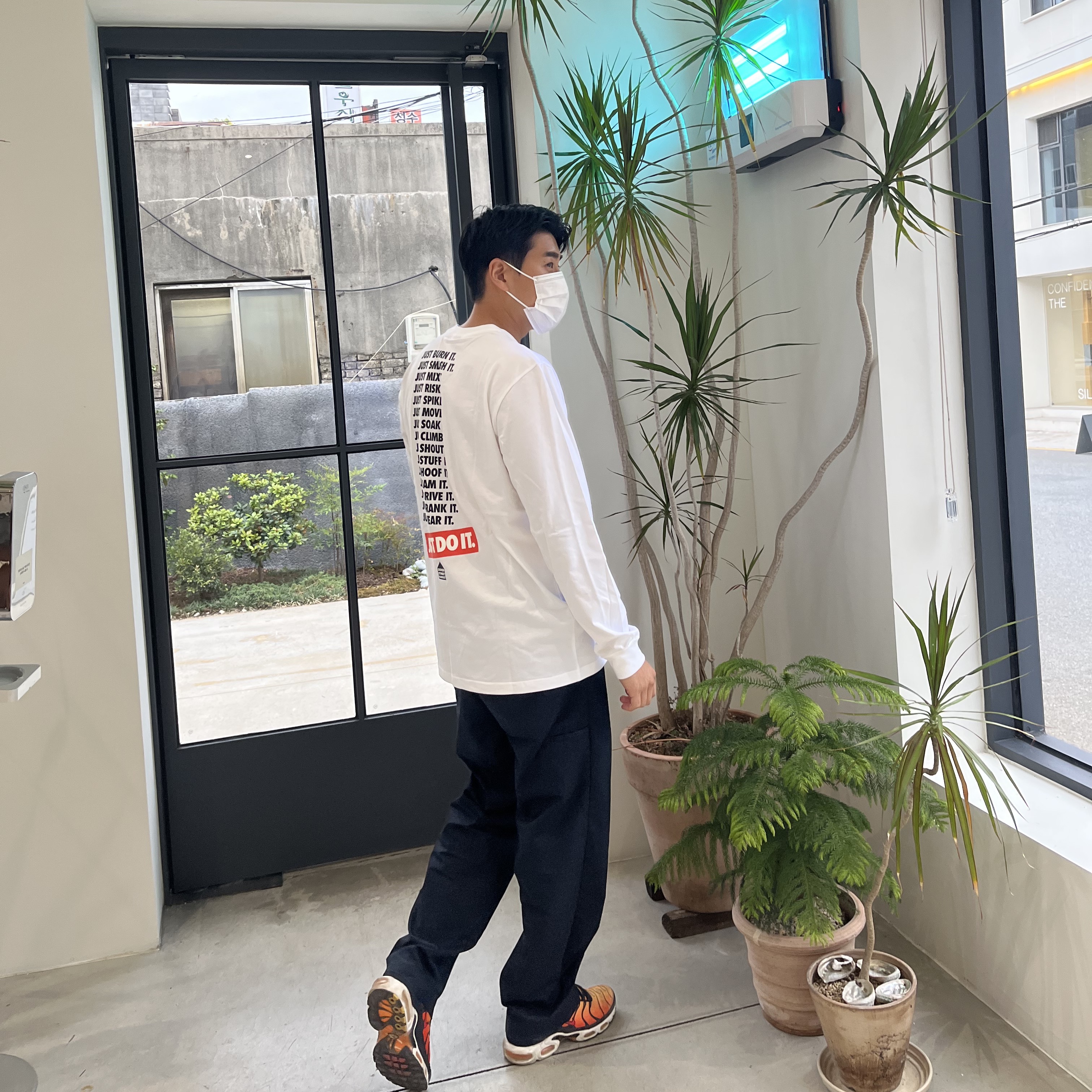 Nike Air Max Plus OG Pimento 2018, Nike Just Do It 30th Anniversary DSM Special T-Shirt White 착용 스타일