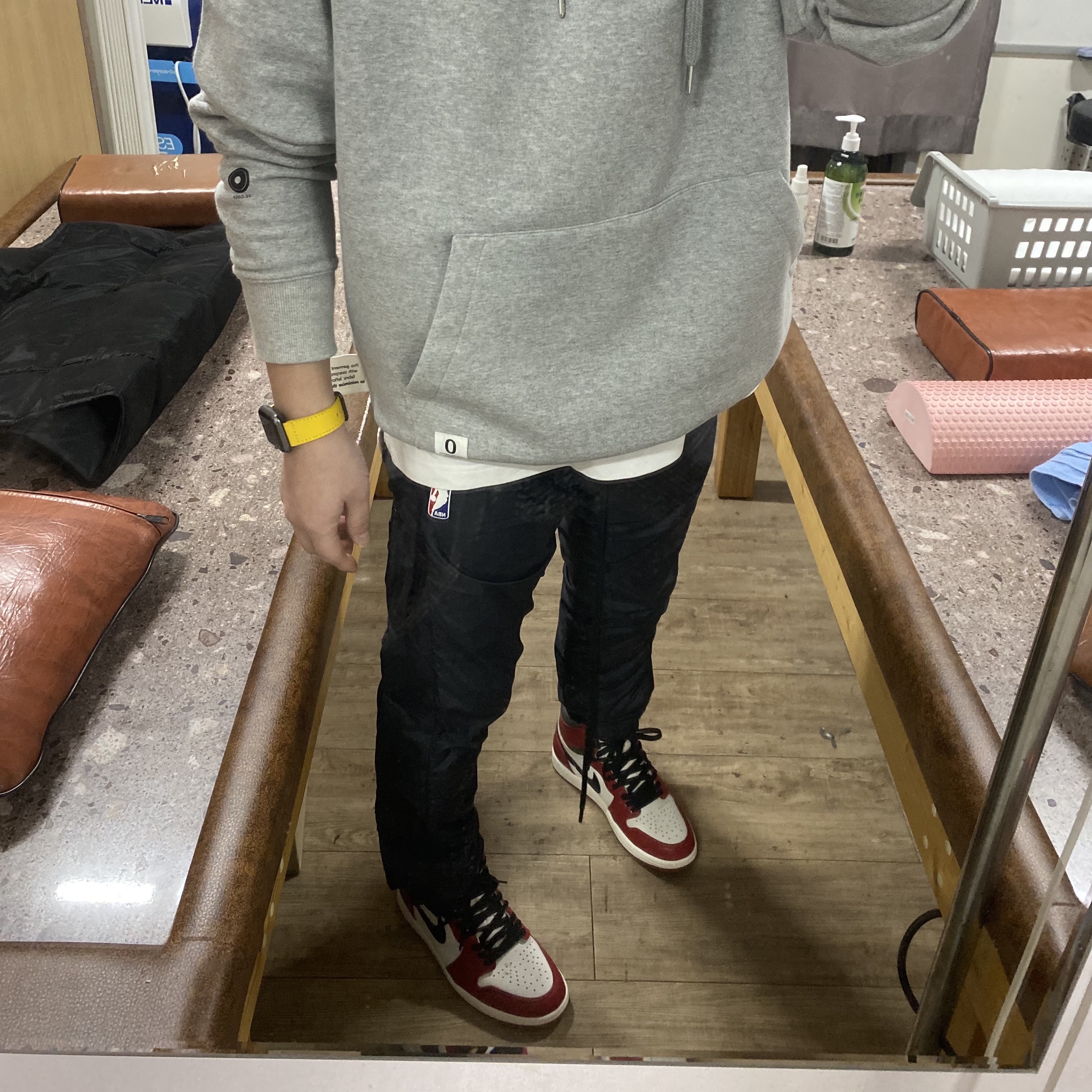 Jordan 1 Retro High OG Chicago 2022, Nike x Fear of God NRG Tear Away Pants Black 착용 스타일 - 4