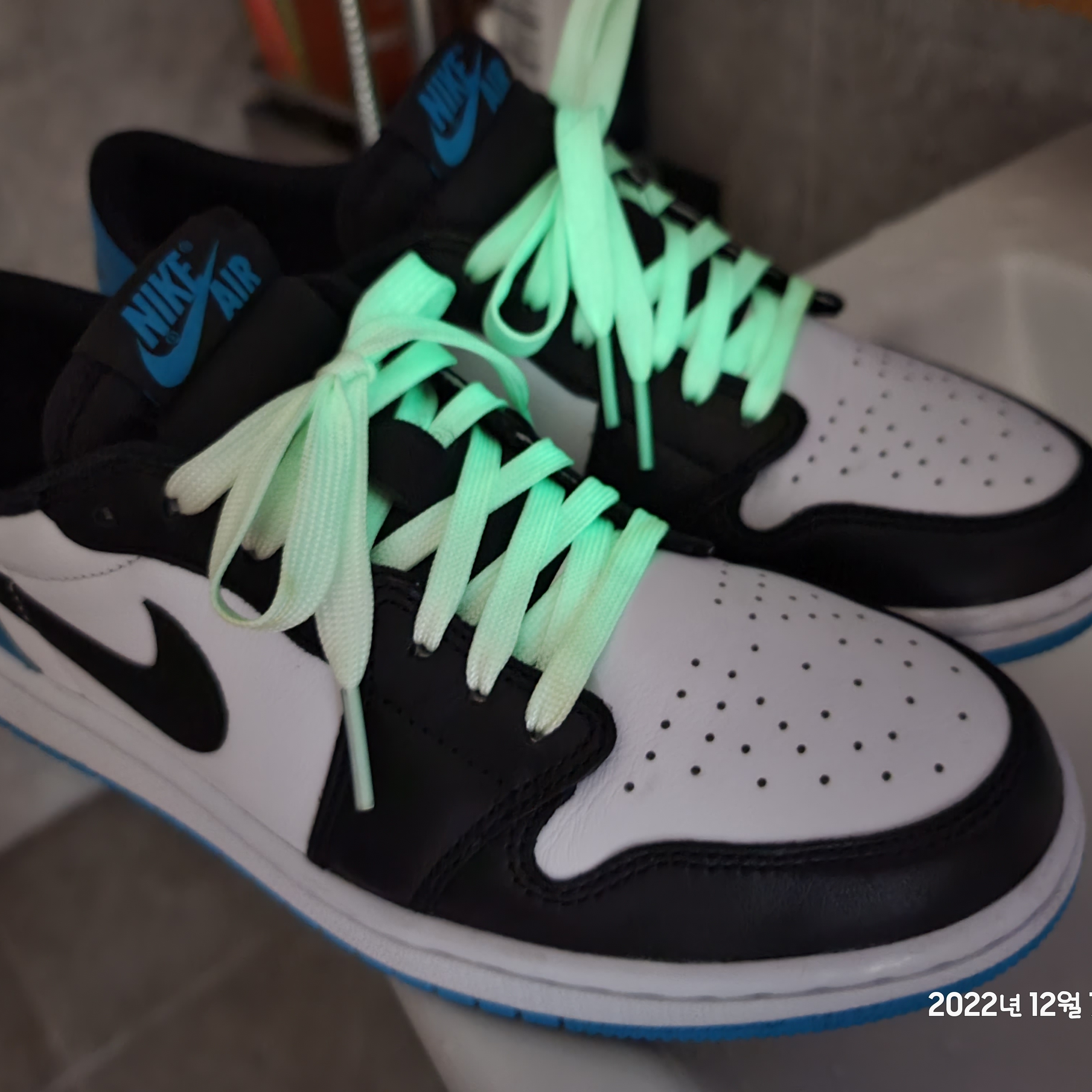 (W) Jordan 1 Retro Low OG Black and Dark Powder Blue 착용 스타일 - 1
