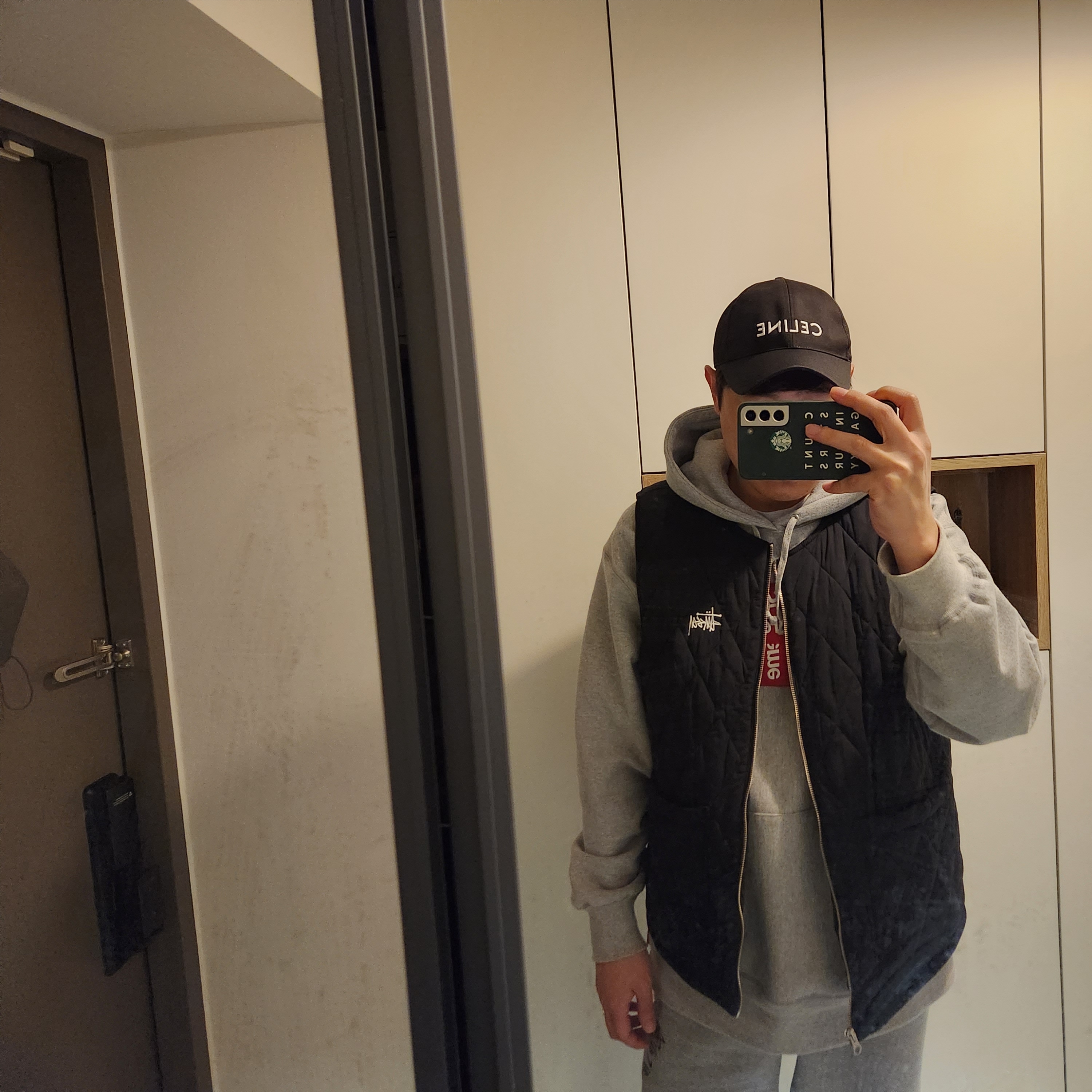 Celine Baseball Cap in Cotton Black, Stussy Diamond Quilted Vest Black 착용 스타일 - 1
