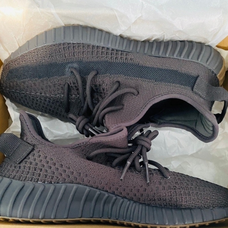 Adidas Yeezy Boost 350 V2 Cinder 착용 스타일