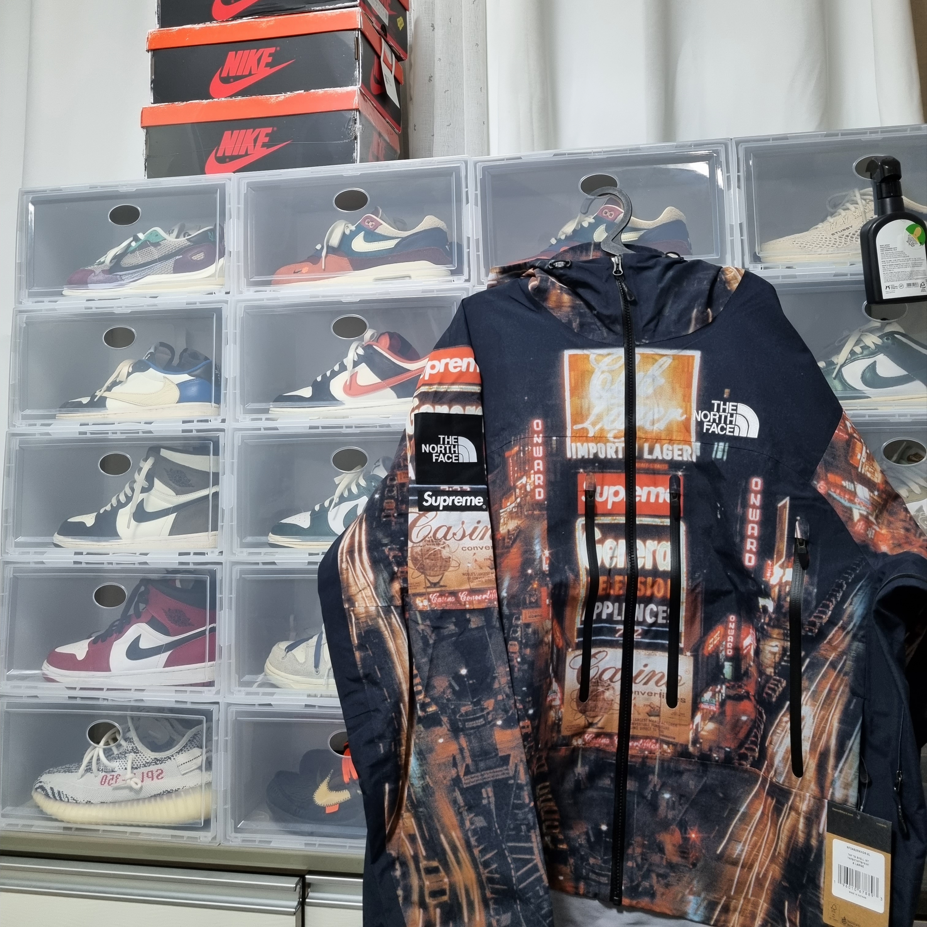 Supreme x The North Face Taped Seam Shell Jacket Times Square - 22FW, Jordan 1 x Travis Scott x Fragment Retro Low OG SP Military Blue μ°©μ© μ€νμΌ - 1