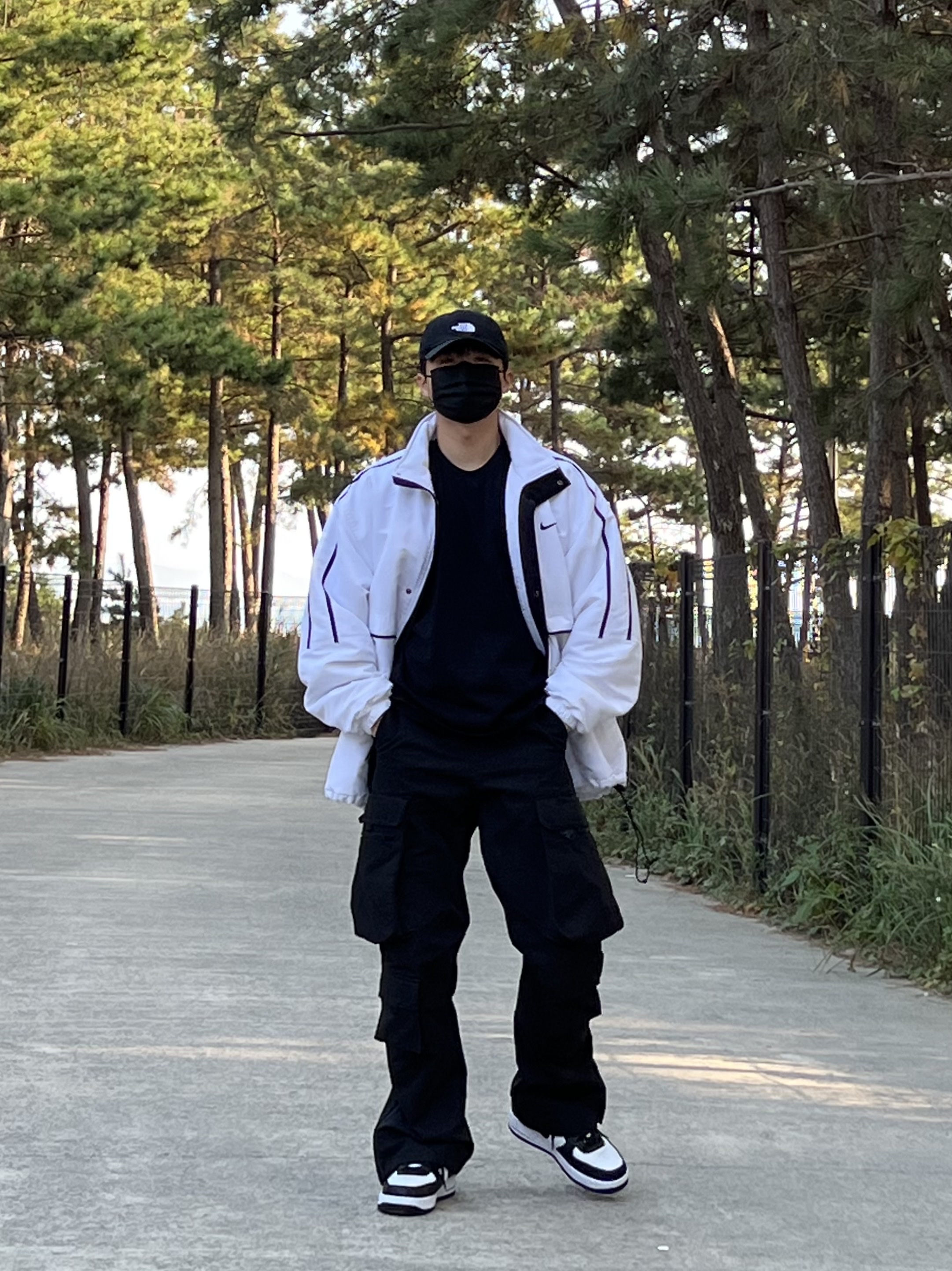 Nike x Stussy Air Force 1 '07 Mid SP Black and Light Bone 착용 스타일 - 2