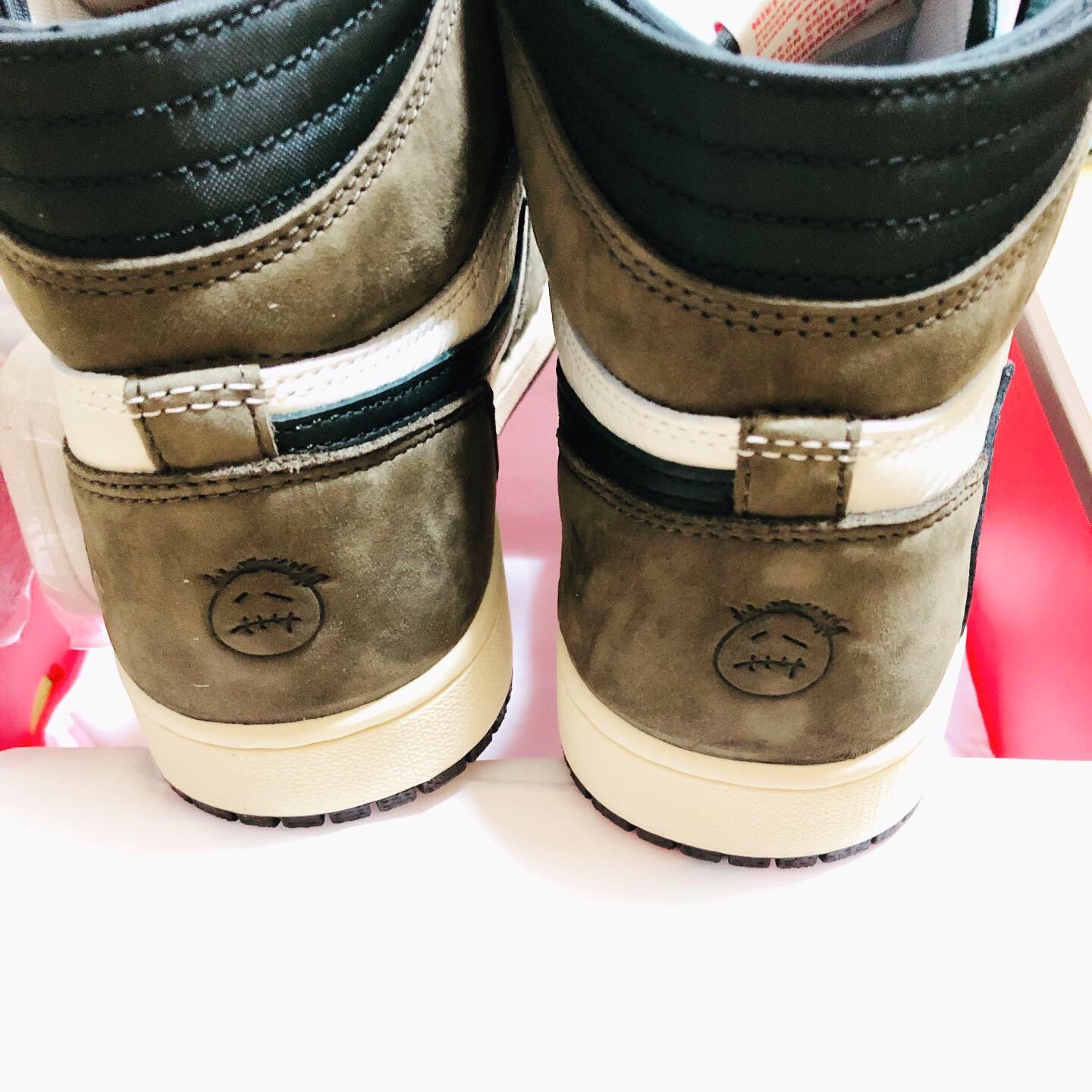 Jordan 1 x Travis Scott Retro High OG SP Mocha 착용 스타일 - 3