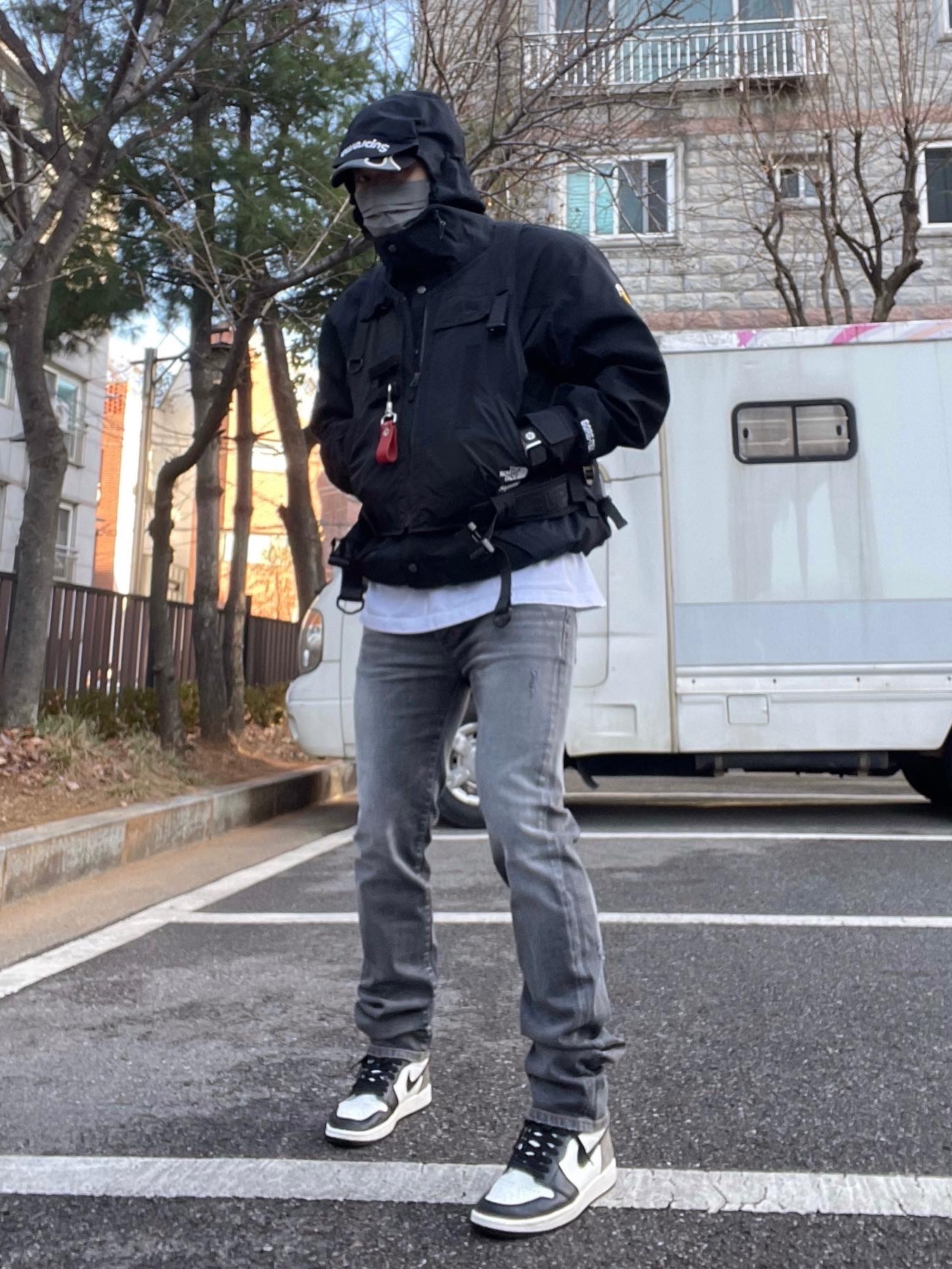 Undermycar Legion.03 Slim Fit Blue Stitch Washed Jeans Washed Gray, Supreme x The North Face RTG Jacket + Vest Black - 20SS 착용 스타일 - 2