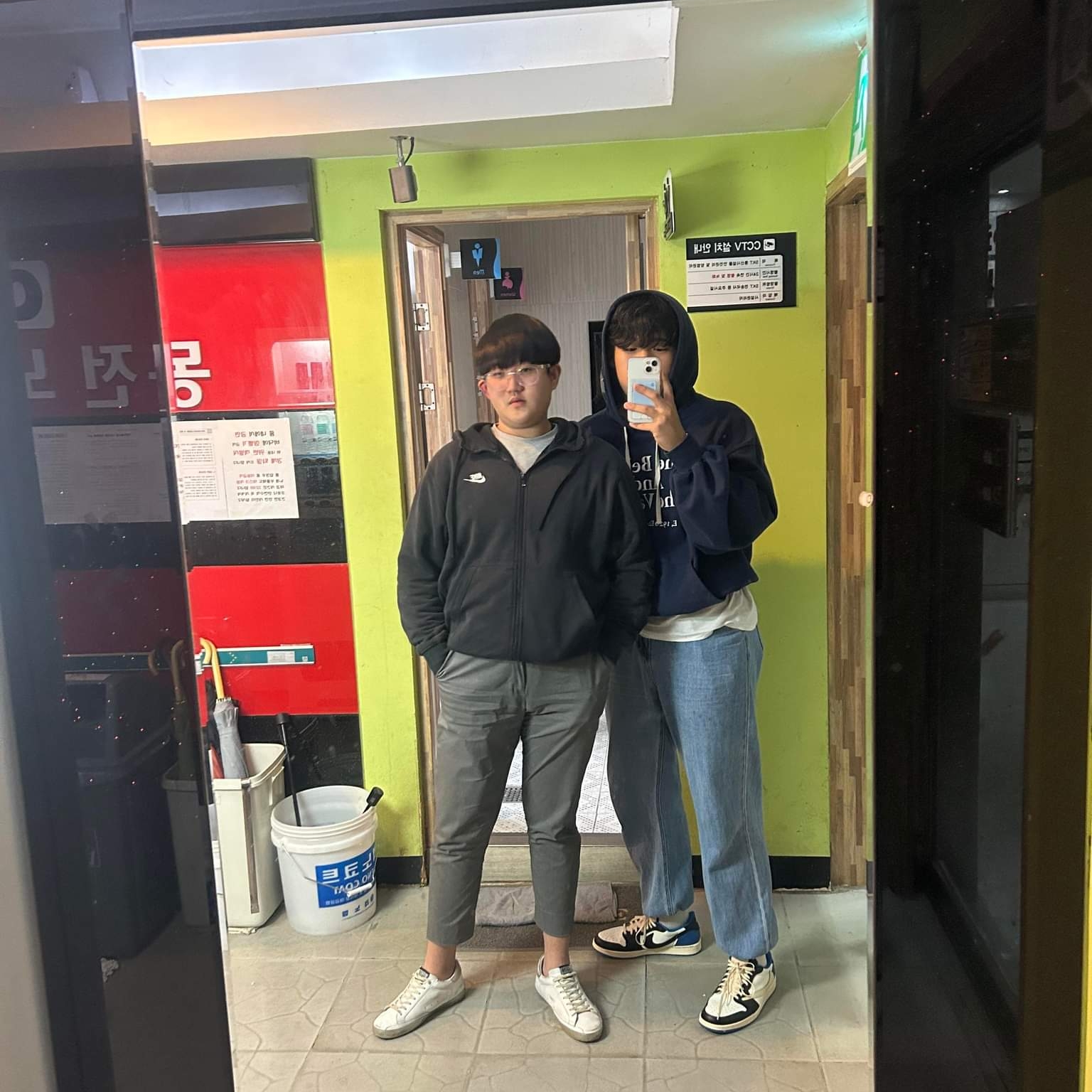 Jordan 1 x Travis Scott x Fragment Retro Low OG SP Military Blue, Golden Goose Superstar White Silver Heel Tab Sneakers 착용 스타일