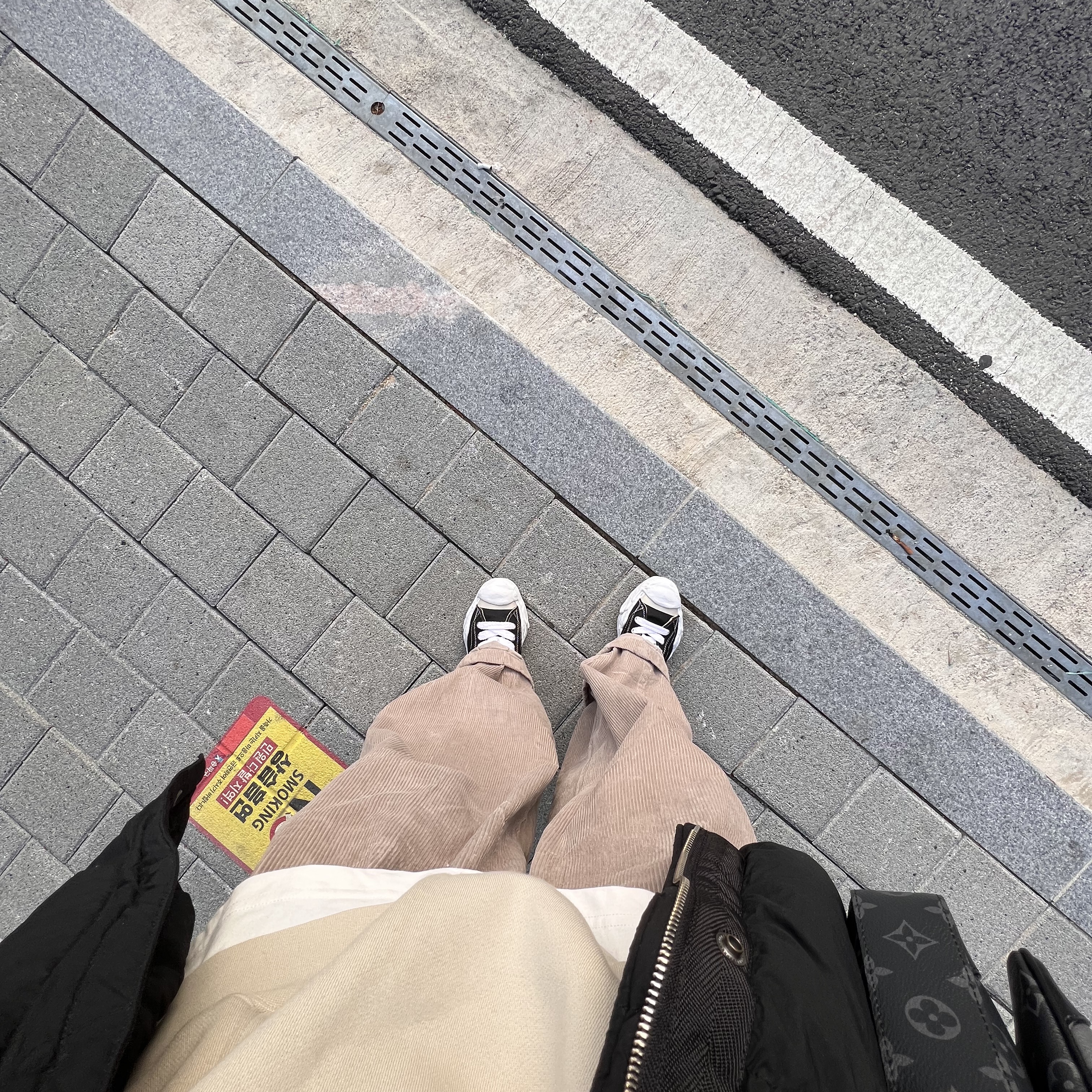 Maison Mihara Yasuhiro Hank OG Sole Canvas Low-top Sneakers Black, Louis Vuitton Trio Messenger Monogram Eclipse 착용 스타일