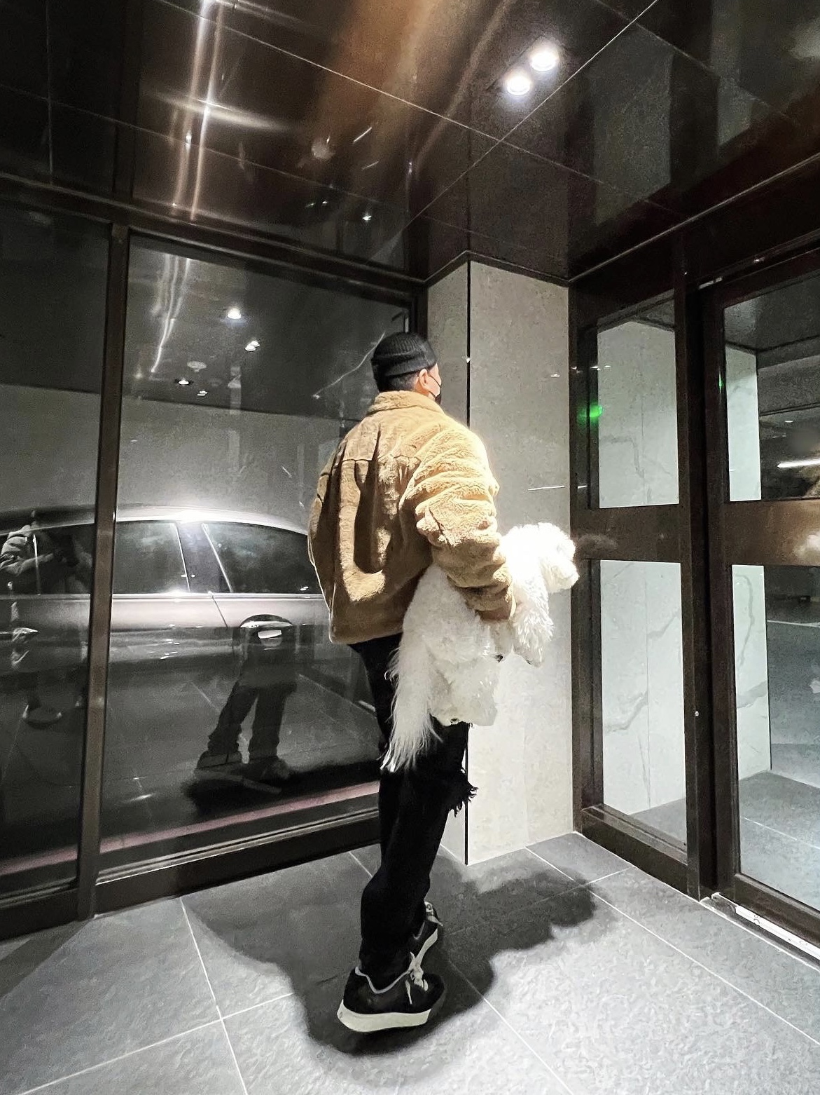Dior x Cactus Jack B713 Sneakers Mocha Black 착용 스타일 - 1