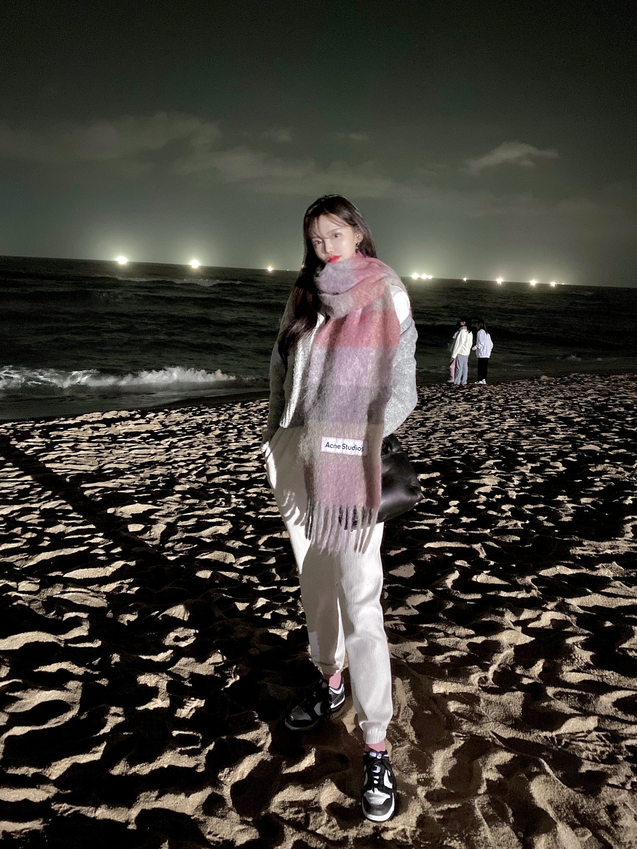 Acne Studios Mohair Check Muffler Fuchsia Lilac Pink, Maison Margiela Mini Glam Slam Tote Bag Black 착용 스타일 - 4