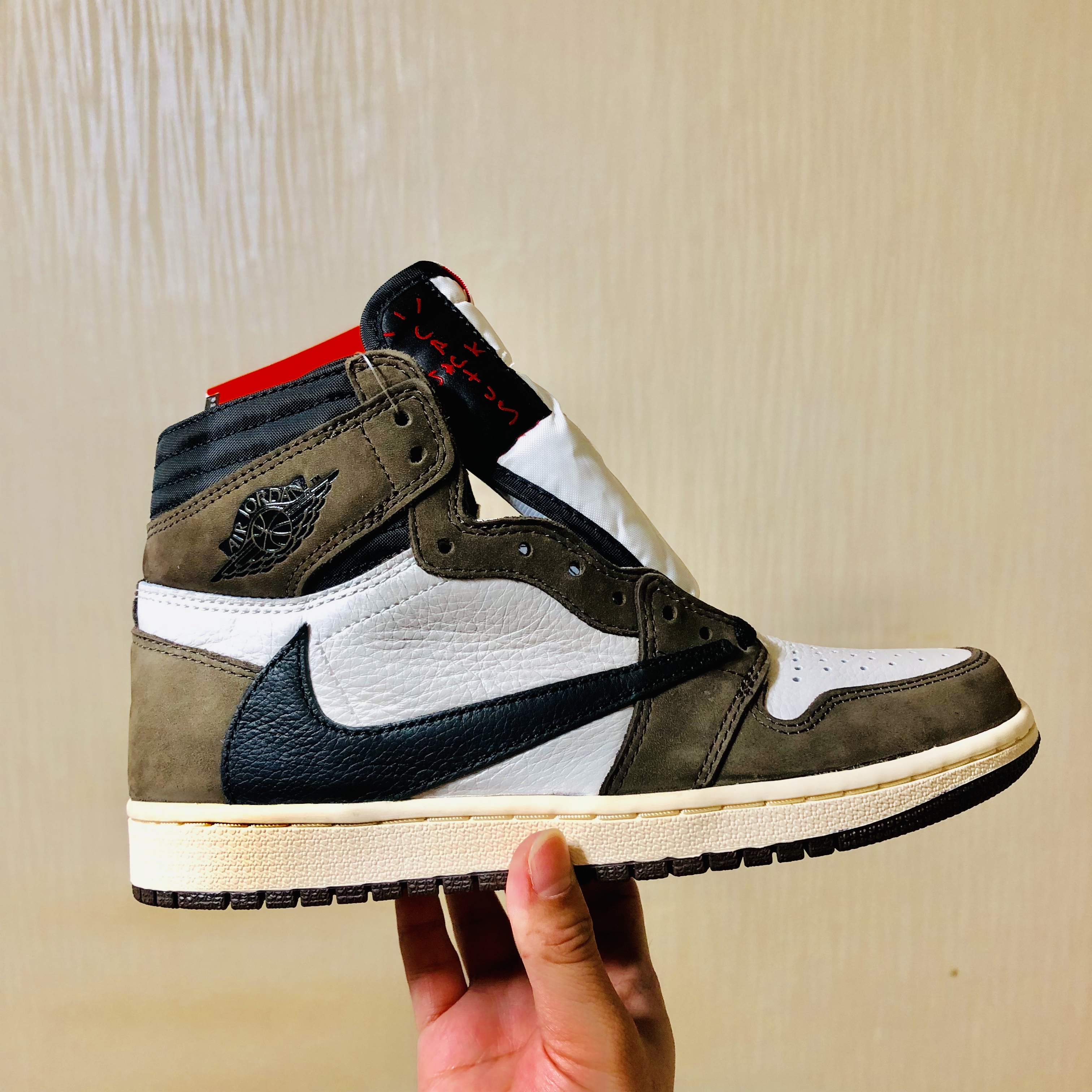 Jordan 1 x Travis Scott Retro High OG SP Mocha 착용 스타일 - 4