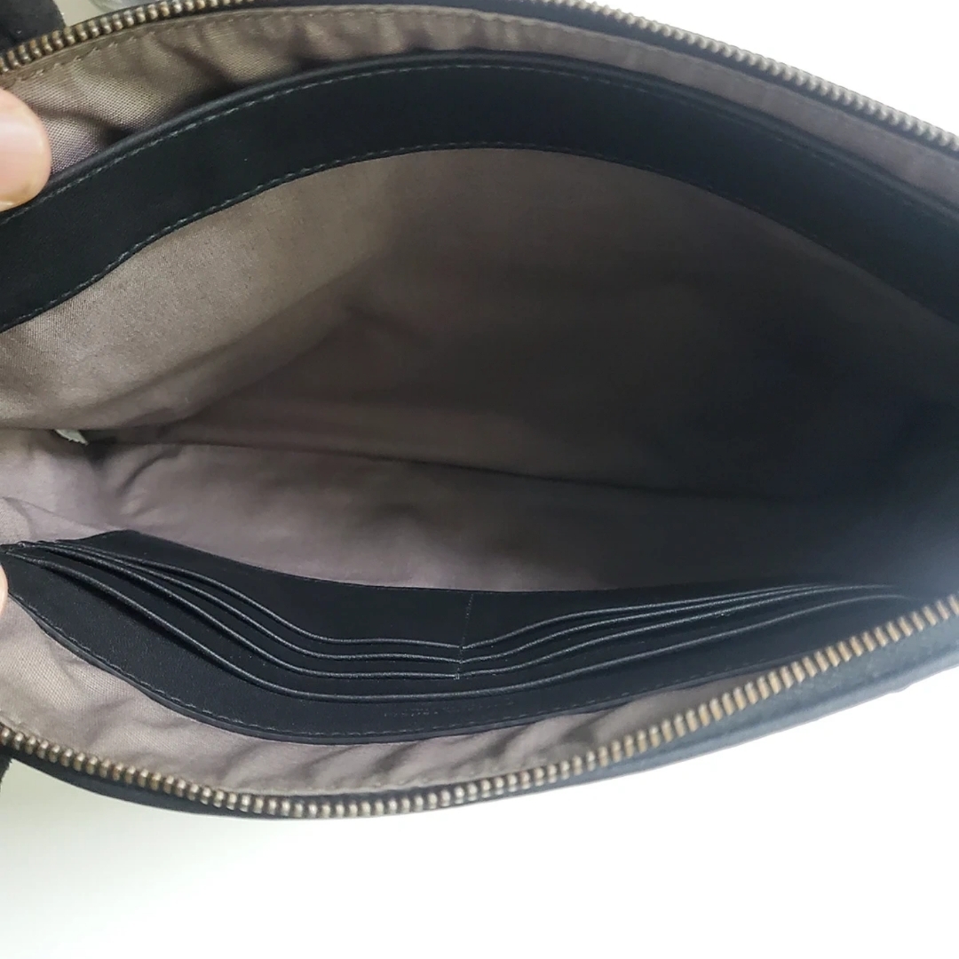 Bottega Veneta Document Case Black 착용 스타일 - 2