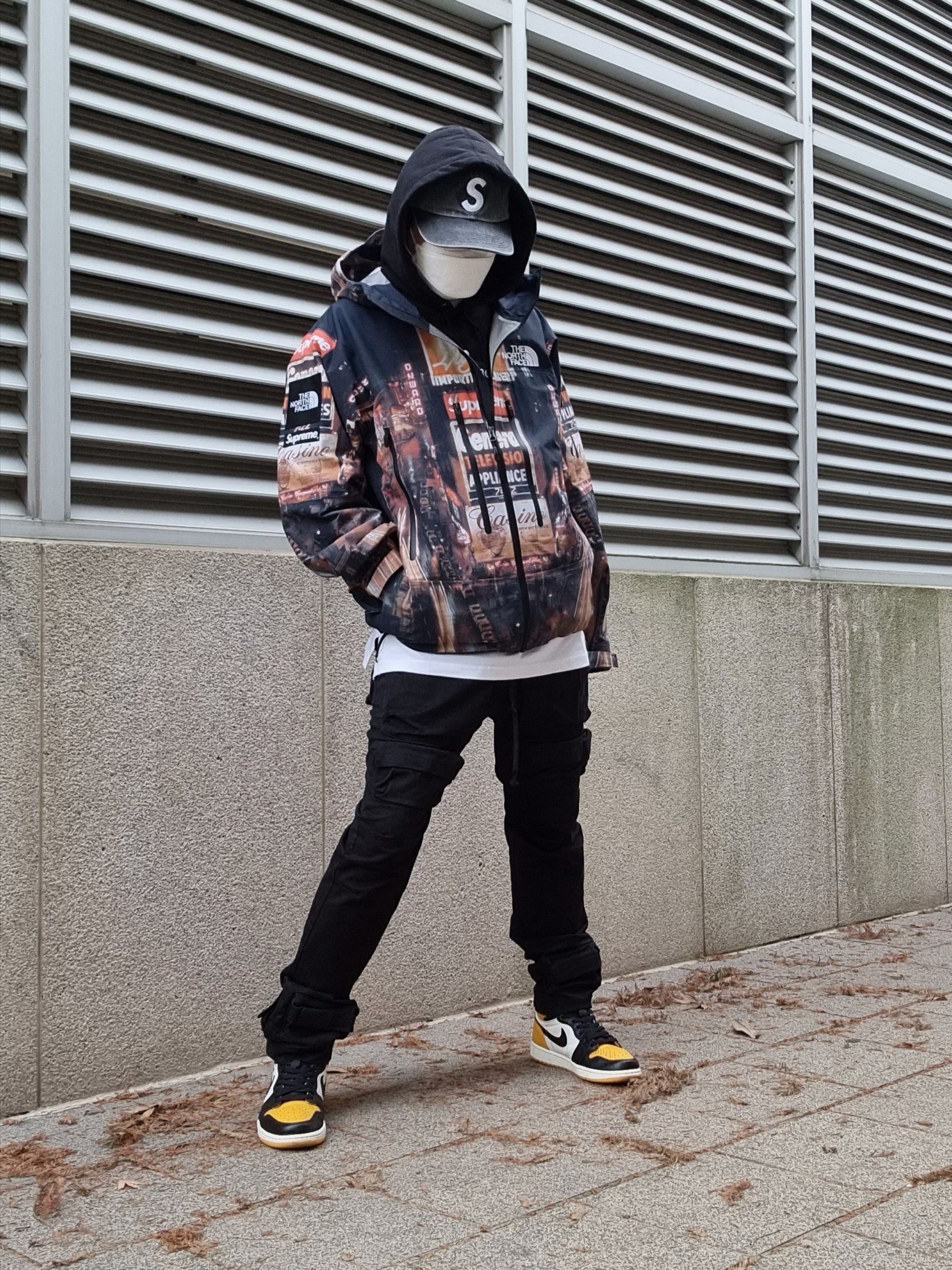 Supreme x The North Face Taped Seam Shell Jacket Times Square - 22FW, Supreme Pigment Print S Logo 6-Panel Black - 20SS 착용 스타일 - 2