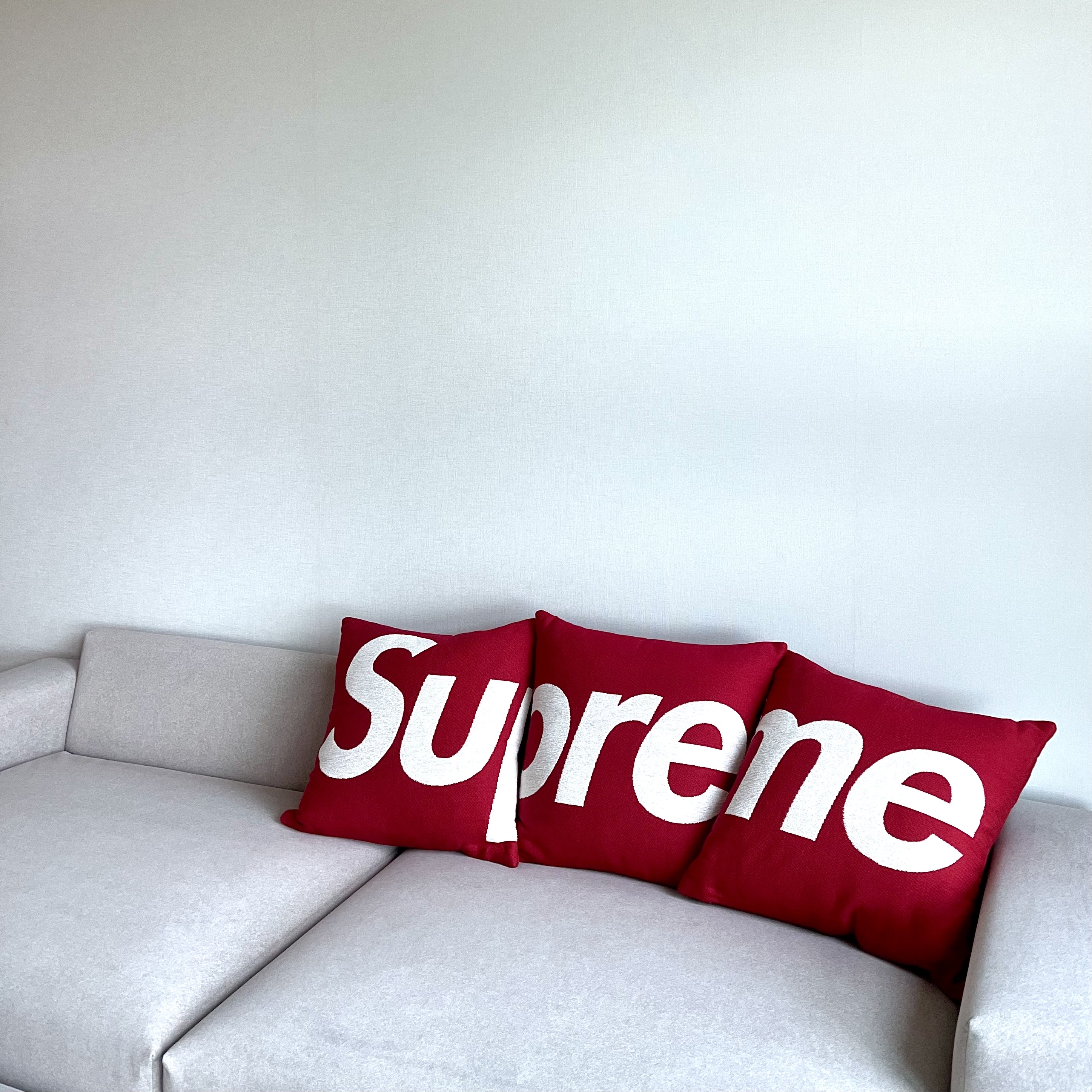 Supreme x Jules Pansu Pillows Red (Set of 3) 착용 스타일