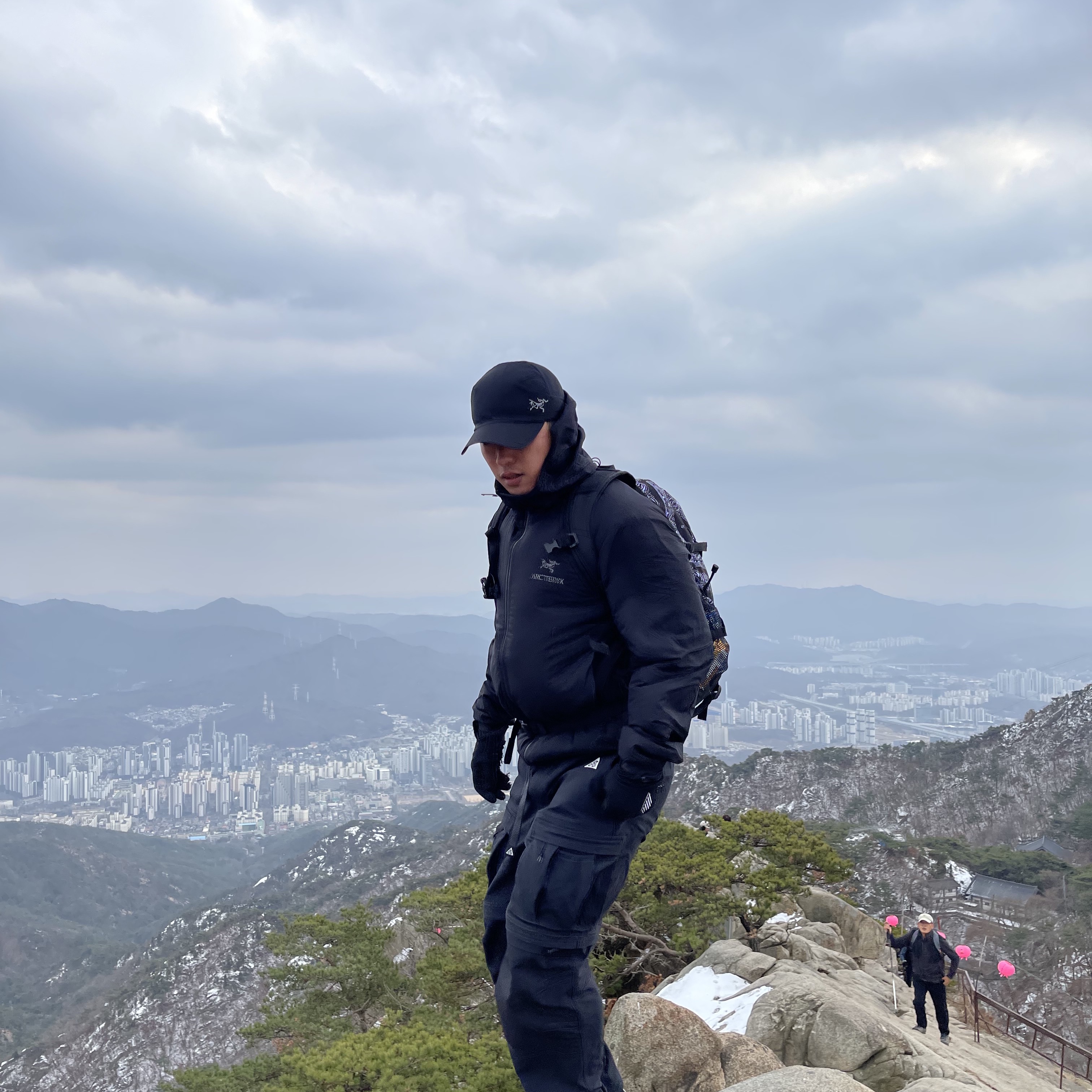 Arc'teryx Atom LT Hoody Black, Arc'teryx Calvus Cap Black 착용 스타일