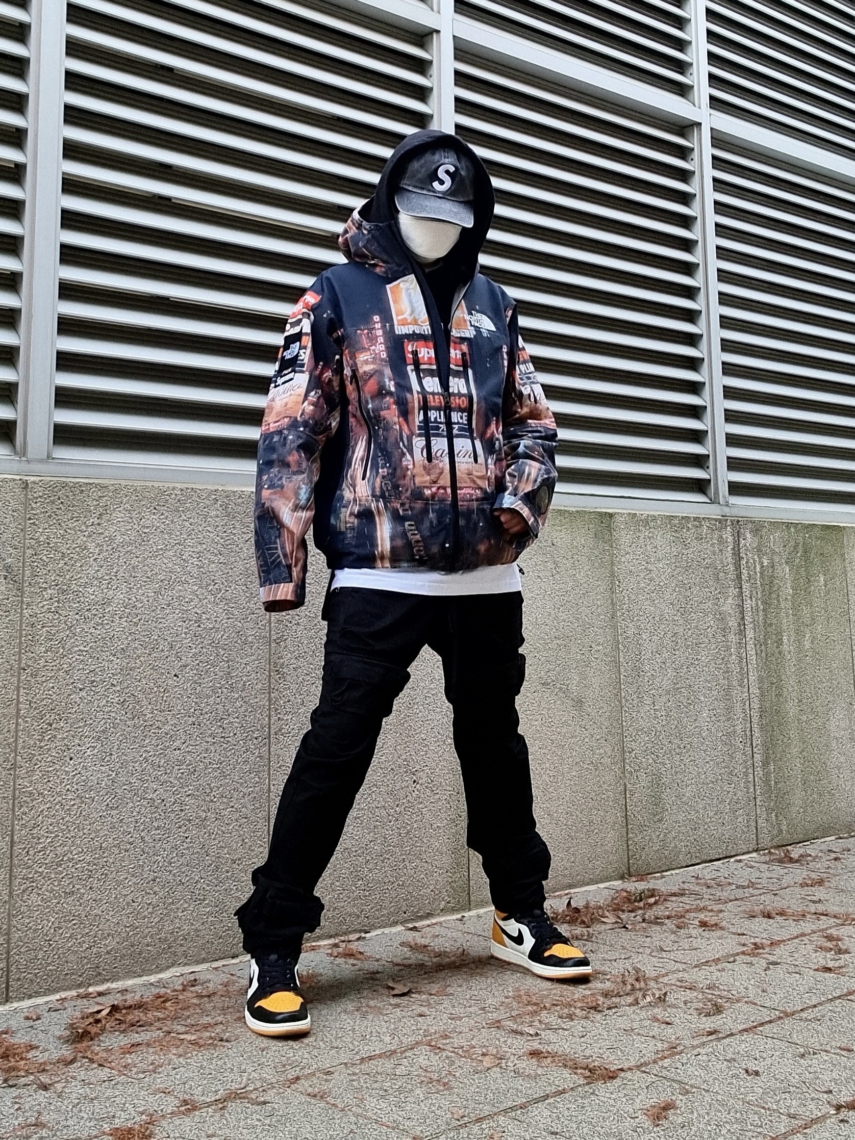 Supreme x The North Face Taped Seam Shell Jacket Times Square - 22FW, Supreme Pigment Print S Logo 6-Panel Black - 20SS 착용 스타일 - 1
