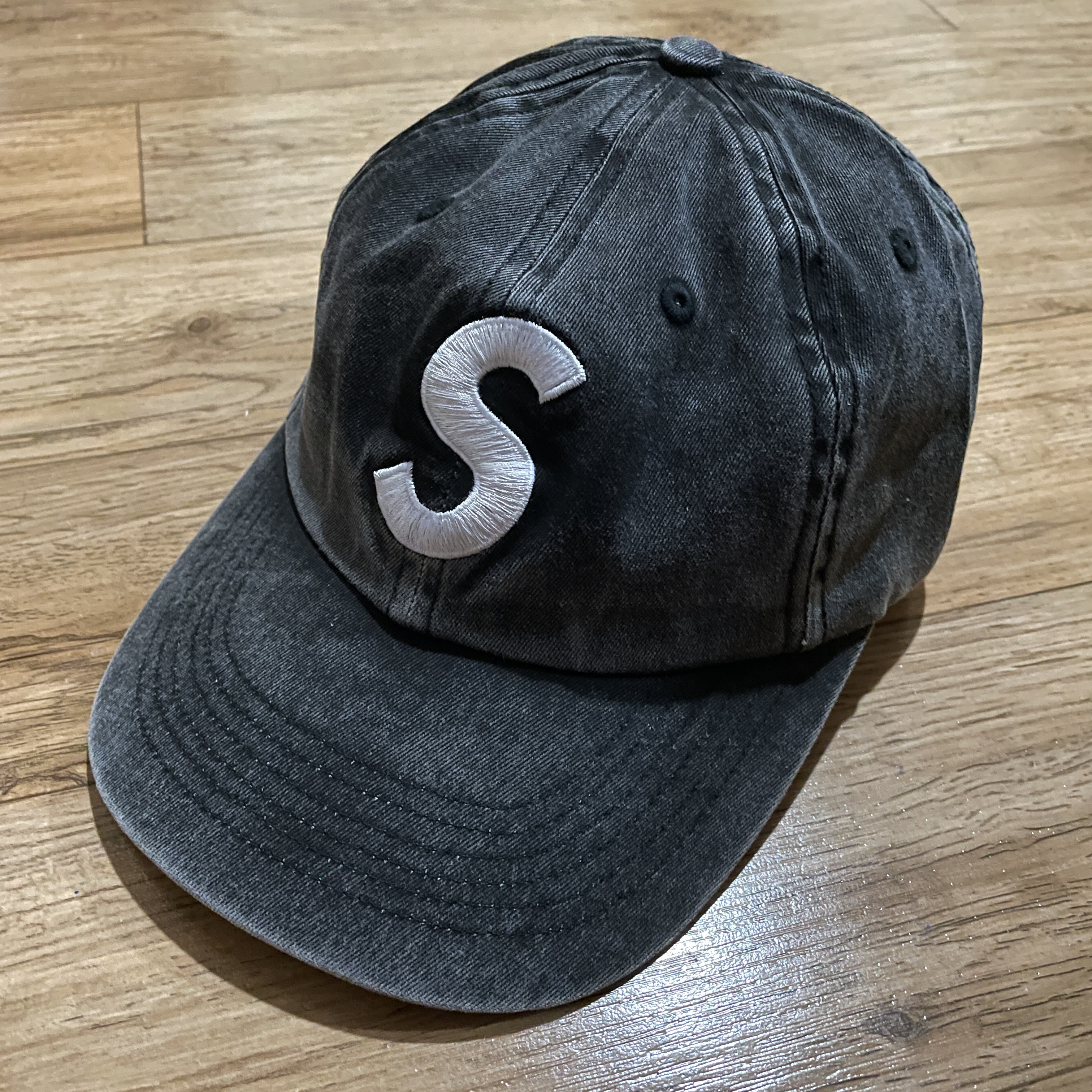 Supreme Pigment Print S Logo 6-Panel Black - 22FW 착용 스타일 - 1