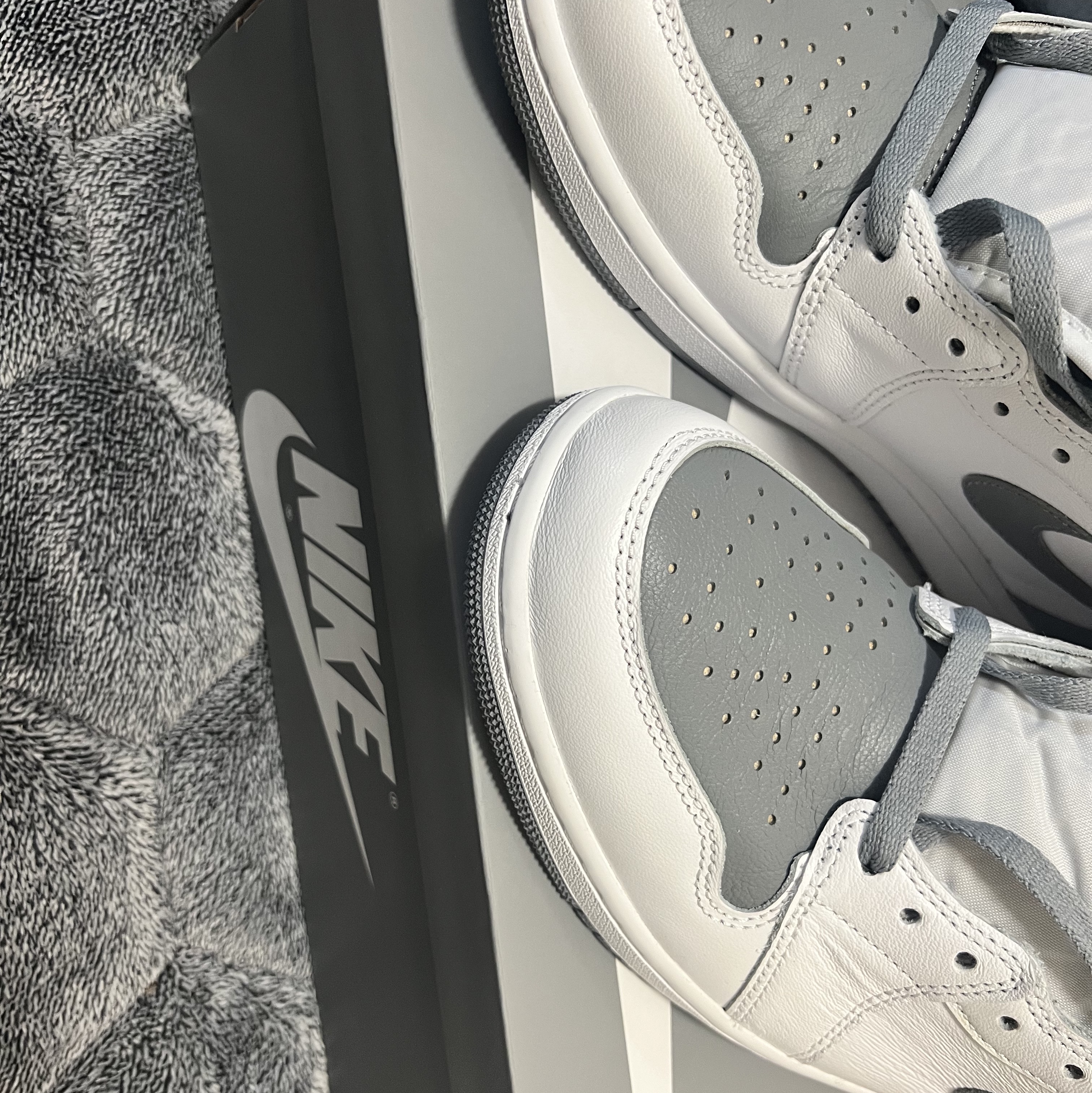 Jordan 1 Retro High OG Stealth 착용 스타일 - 1