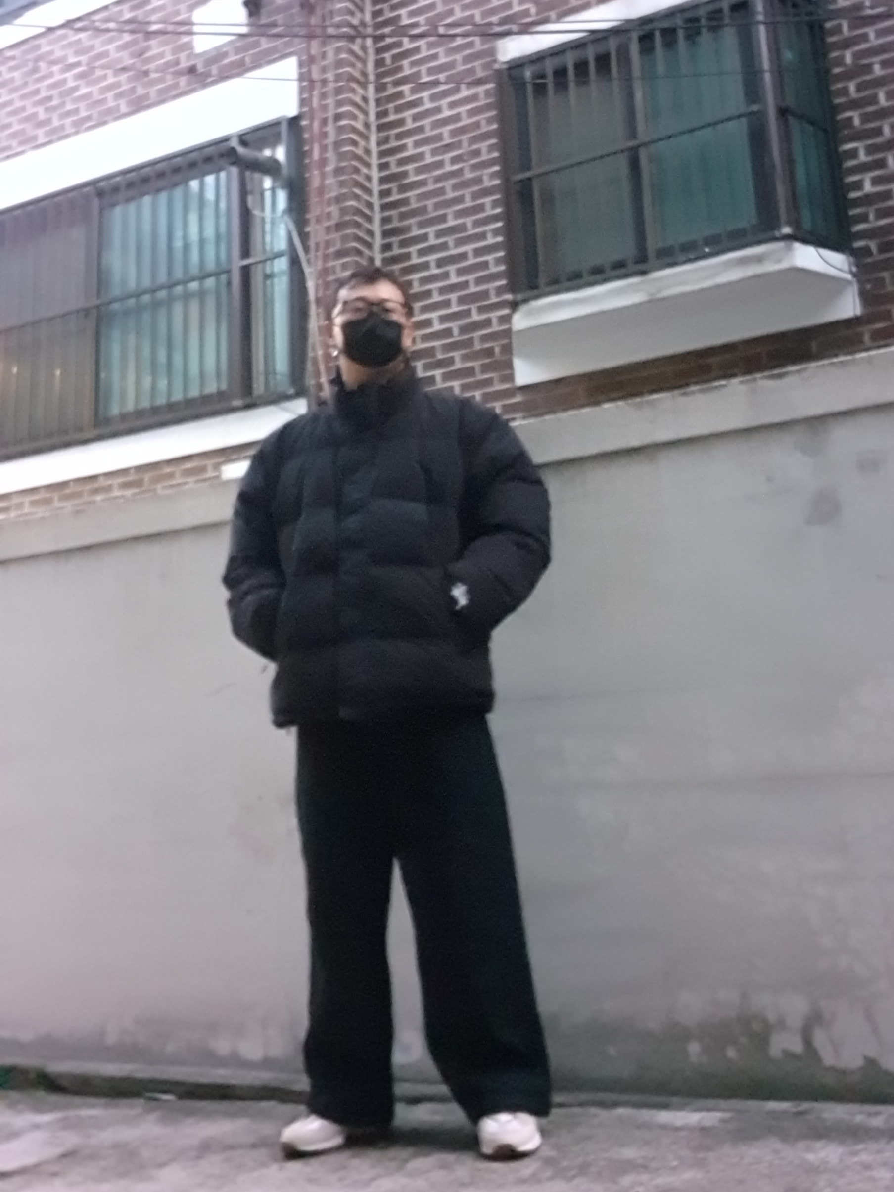 Stussy Ripstop Down Puffer Jacket Black, Nike x Jacquemus Air Humara LX Light Bone and Gold 착용 스타일 - 1