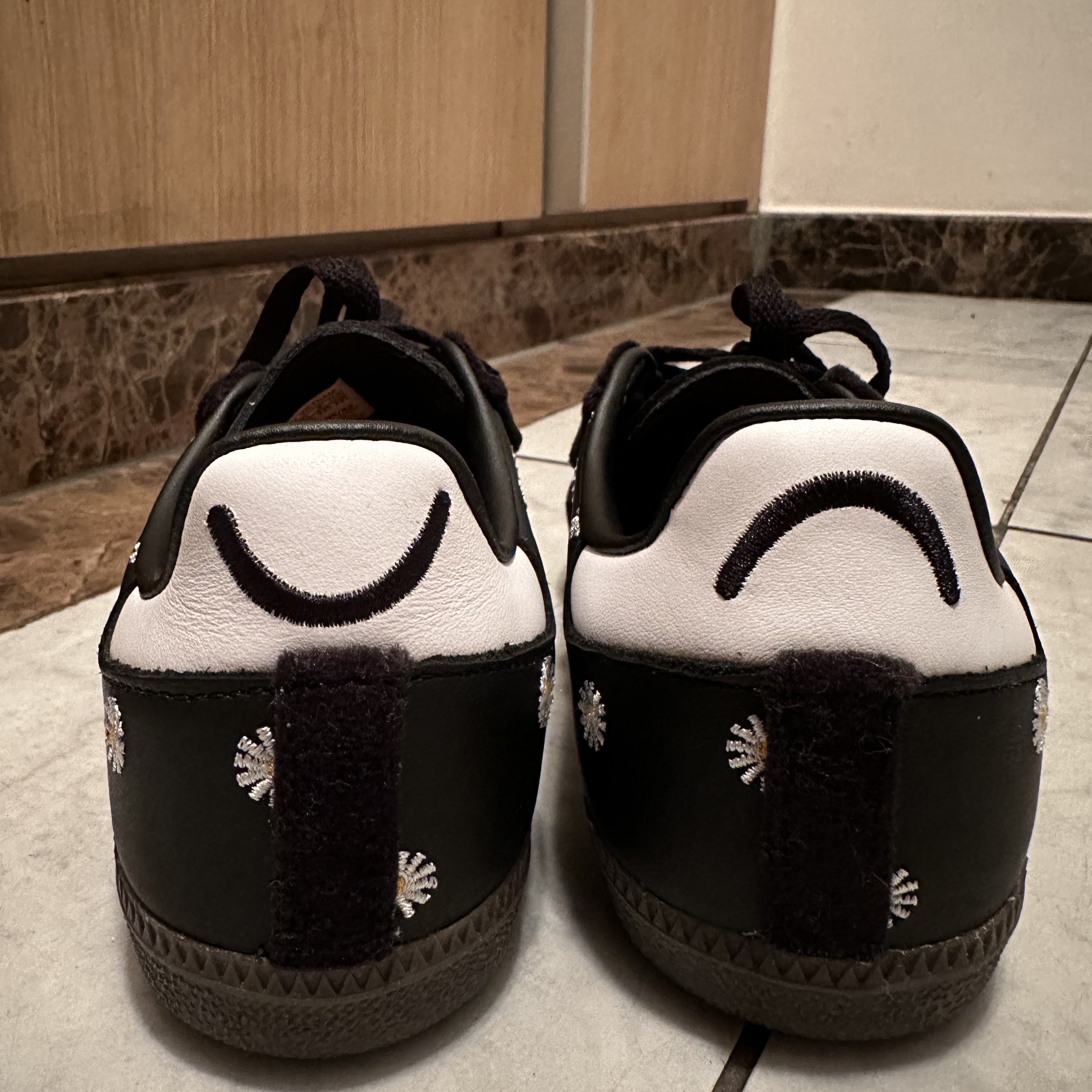 Adidas x Atmos x Face Samba OG Core Black 착용 스타일 - 2