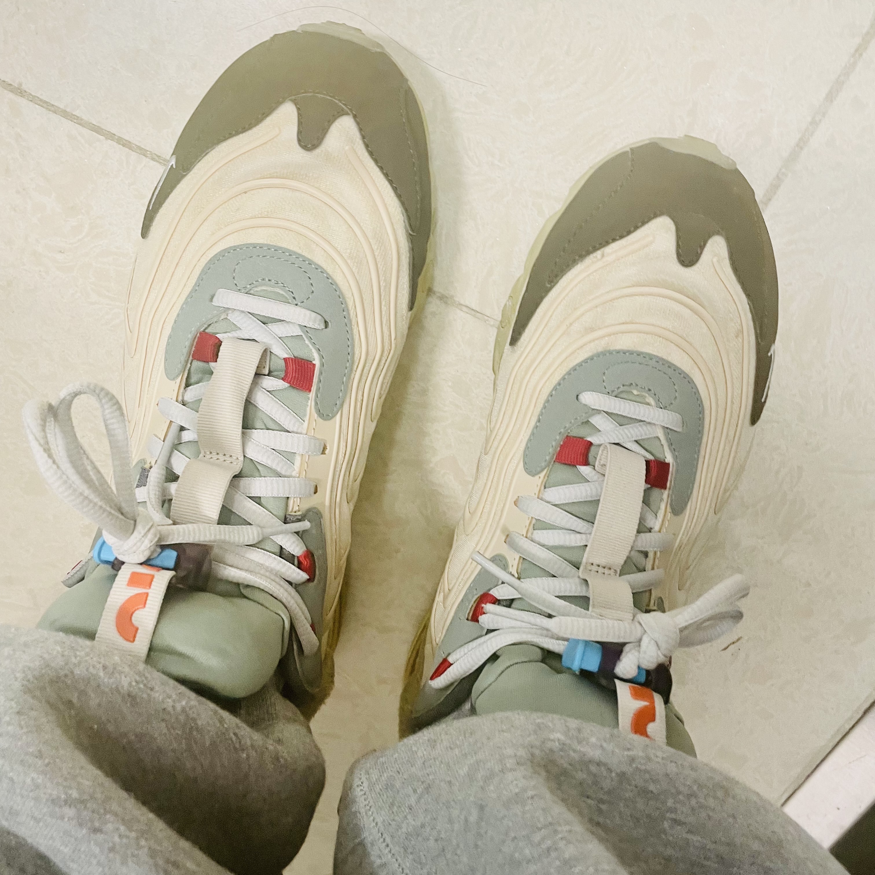 Nike x Travis Scott Air Max 270 React Cactus Trails, Nike x Stussy NRG BR Fleece Pants Grey 착용 스타일
