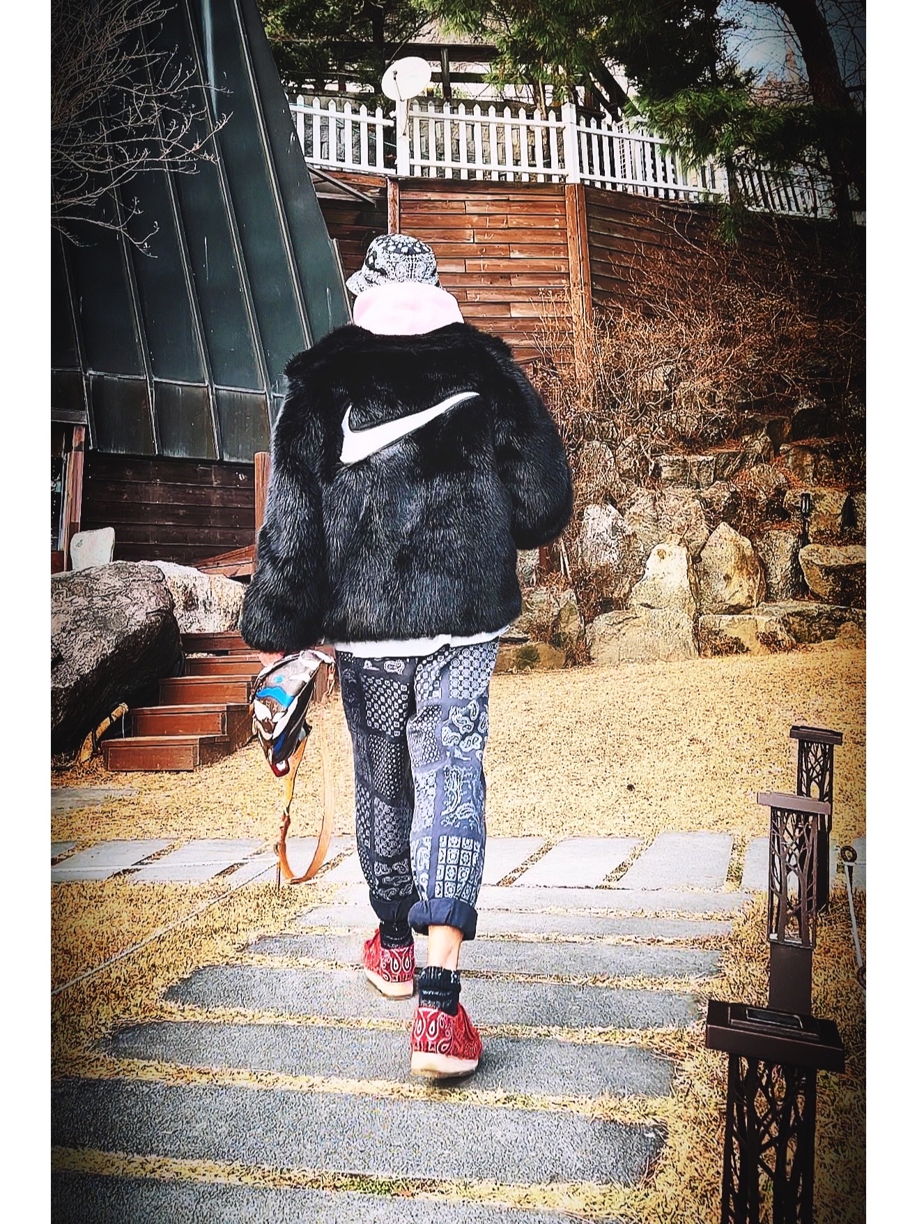 Supreme Bandana Crusher Black - 21SS, Supreme x Burberry Box Logo Hooded Sweatshirt Light Pink - 22SS 착용 스타일 - 3