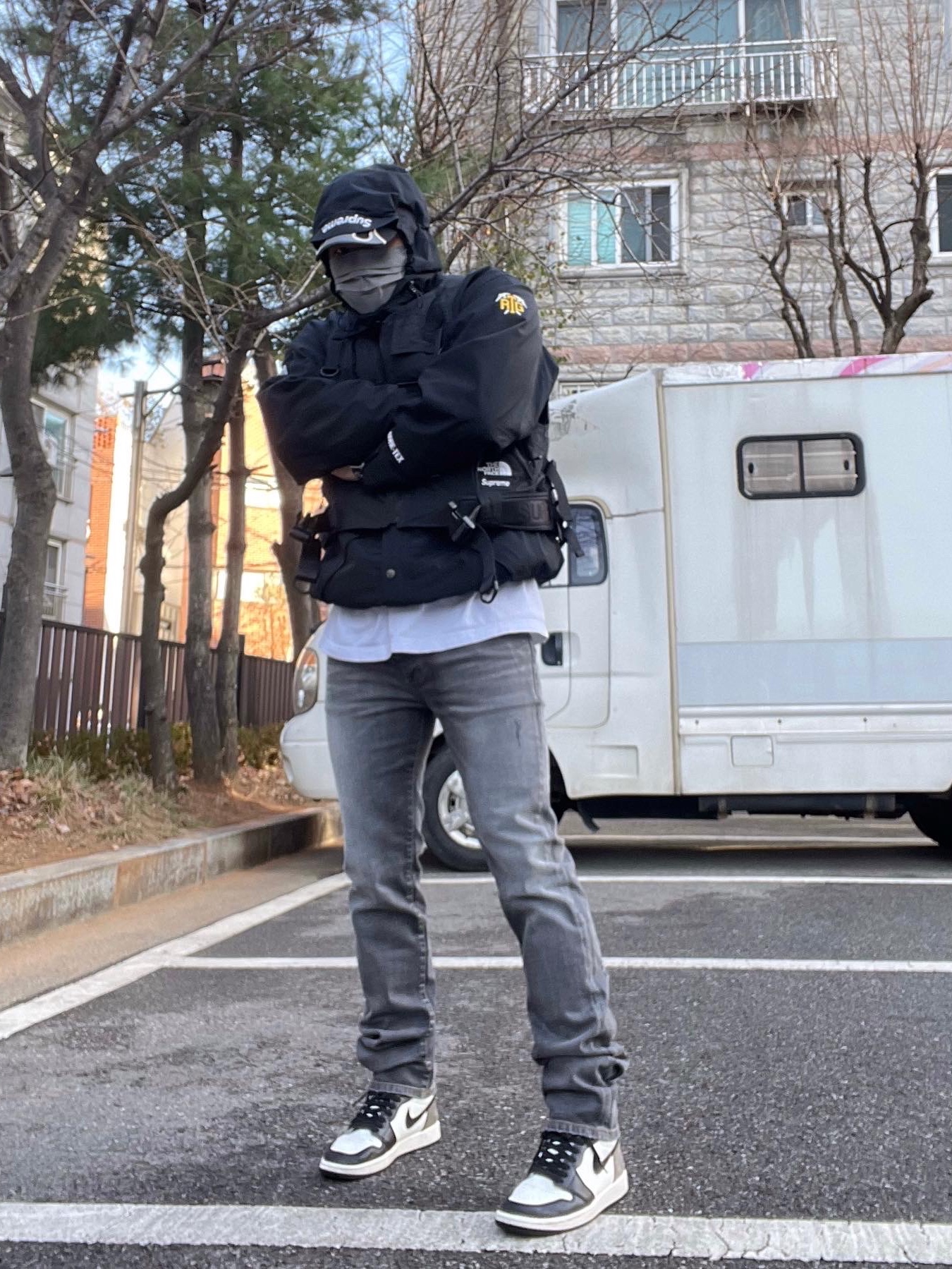 Undermycar Legion.03 Slim Fit Blue Stitch Washed Jeans Washed Gray, Supreme x The North Face RTG Jacket + Vest Black - 20SS 착용 스타일 - 1