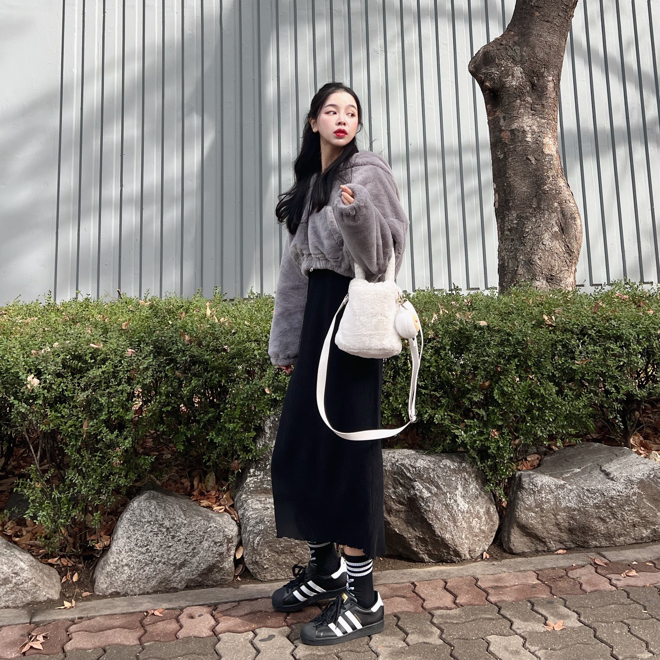 Adidas Superstar Core Black White 착용 스타일