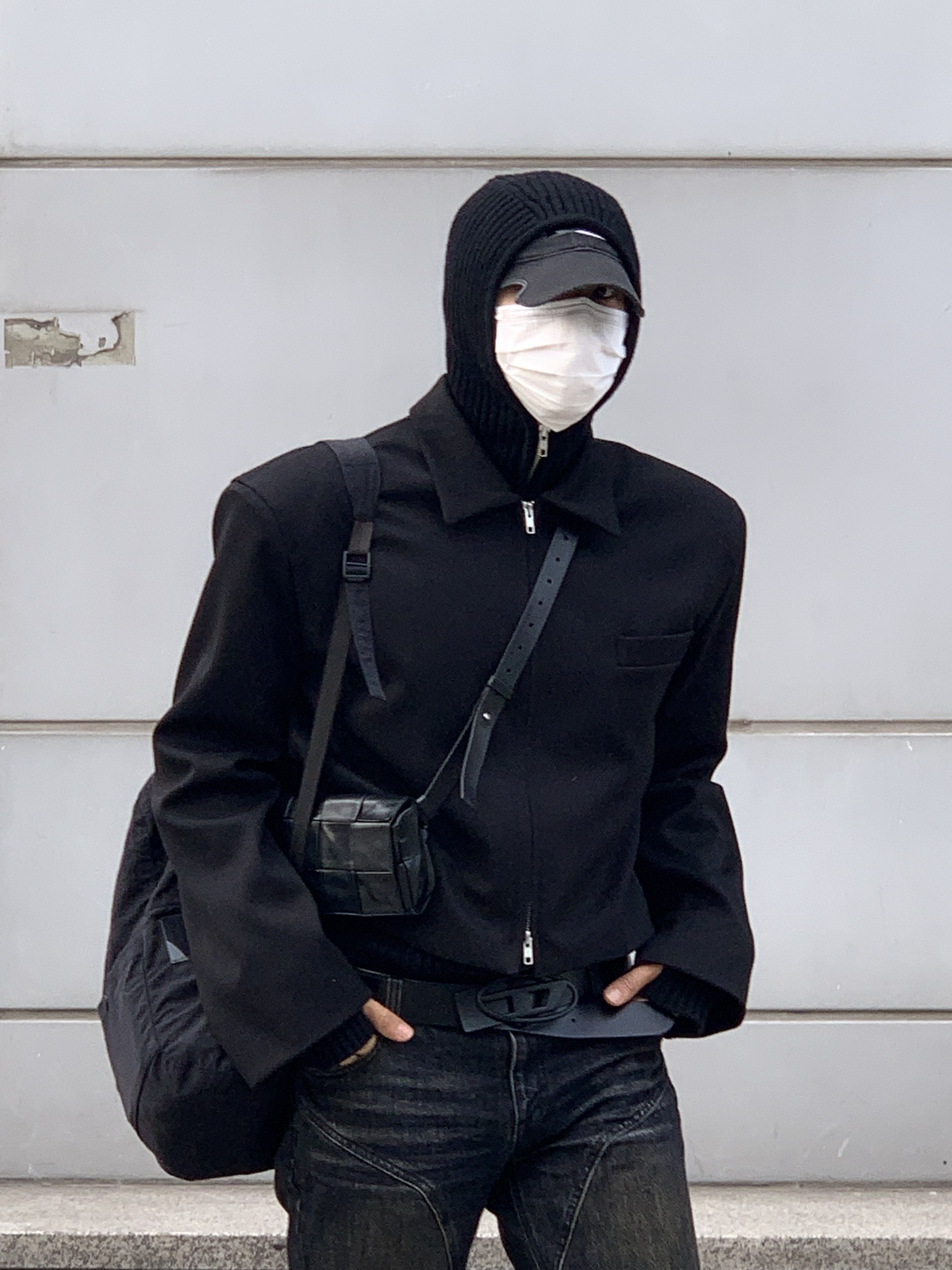 Balenciaga Gaffer Cap Black, Bottega Veneta Mini Leather Belt Cassette Inkwell 착용 스타일 - 1