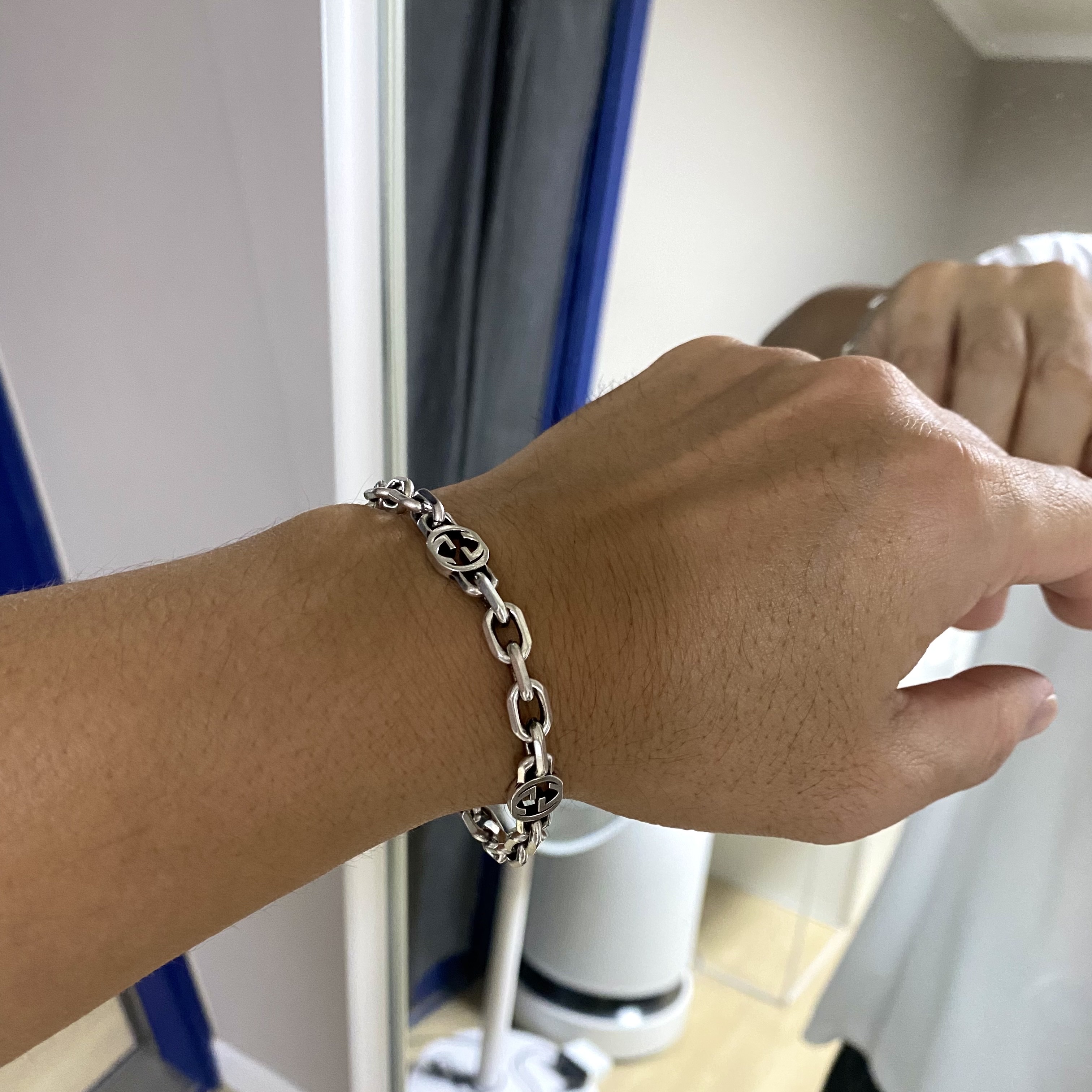IAB Studio Knit Black, Gucci Interlocking G Bracelet Silver 착용 스타일 - 2