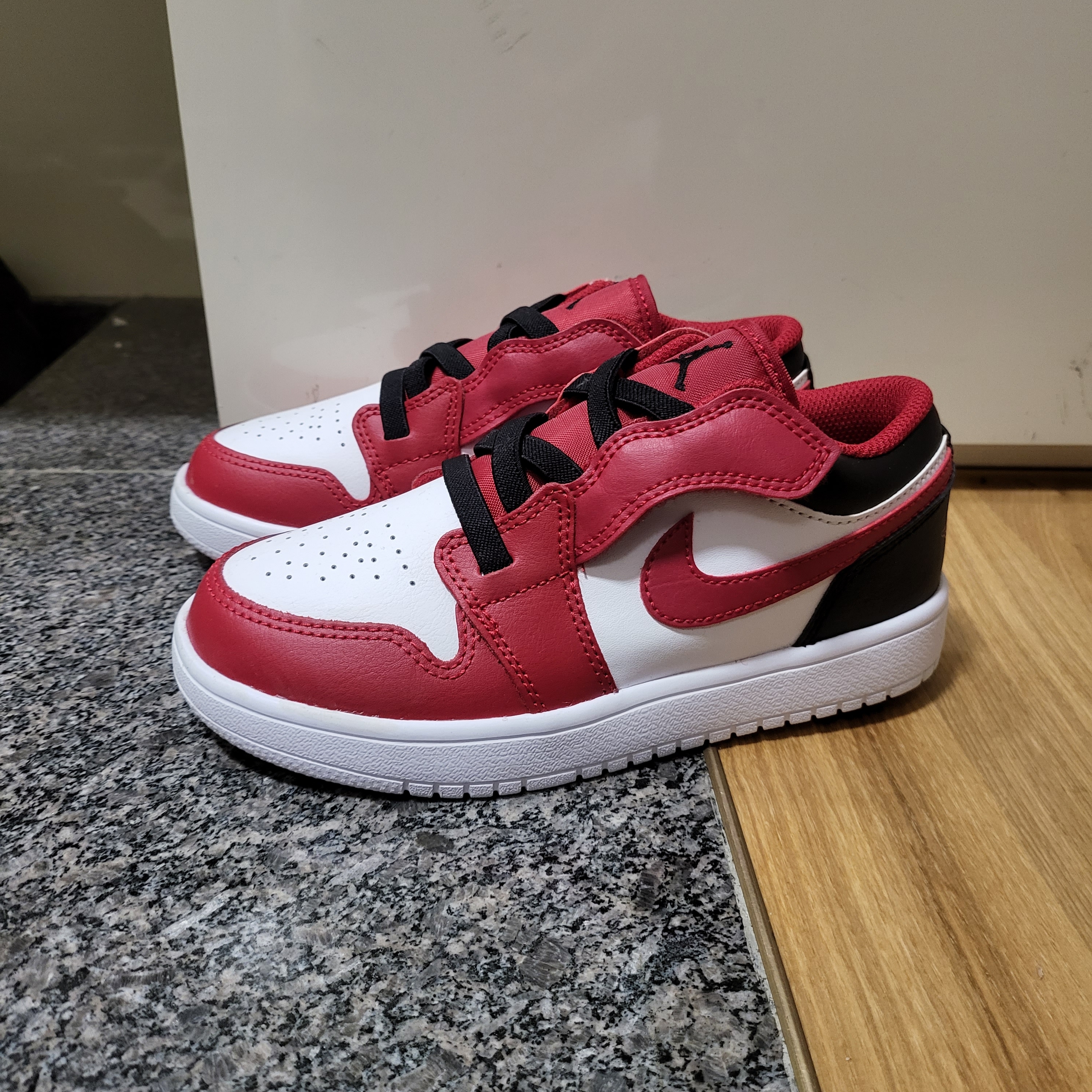 (GS) Jordan 1 Low White Gym Red Black 착용 스타일