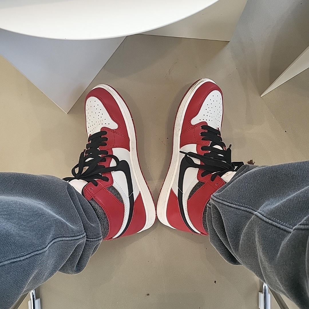Jordan 1 Retro High OG Chicago 2022, IAB Studio Pigment Crewneck Black 착용 스타일 - 1