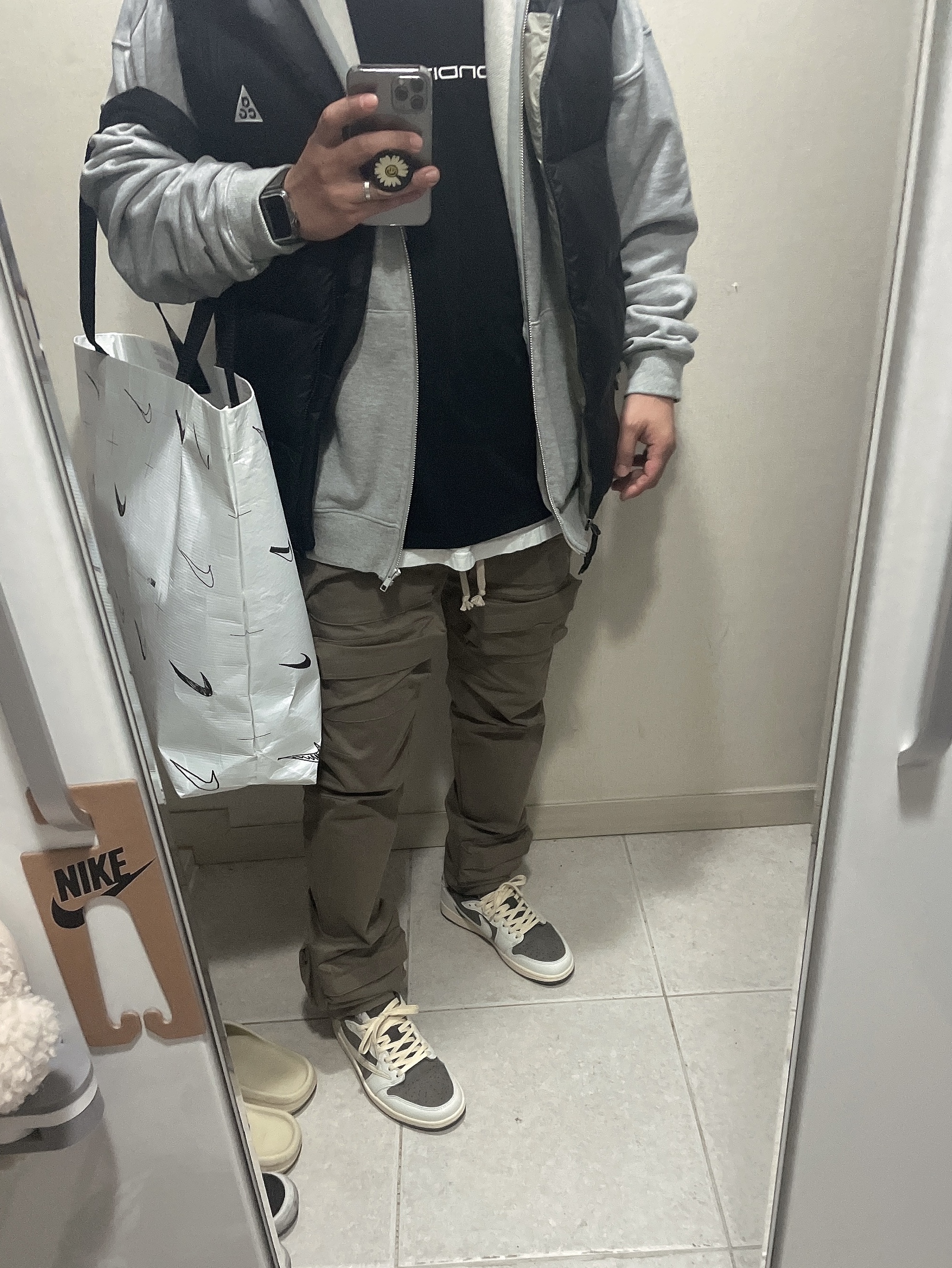 Jordan 1 x Travis Scott Retro Low OG SP Sail and Ridgerock, Peaceminusone Phone Pop Up Grip #1 Black ์ฐฉ์ฉ ์คํ์ผ