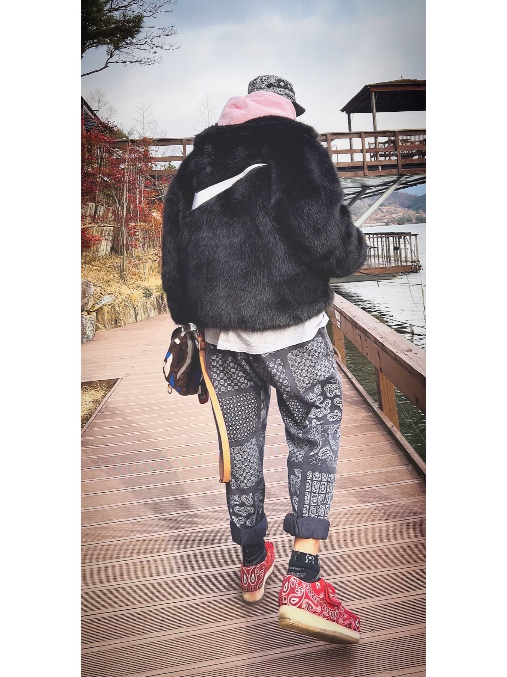 Supreme Bandana Crusher Black - 21SS, Supreme x Burberry Box Logo Hooded Sweatshirt Light Pink - 22SS 착용 스타일 - 1