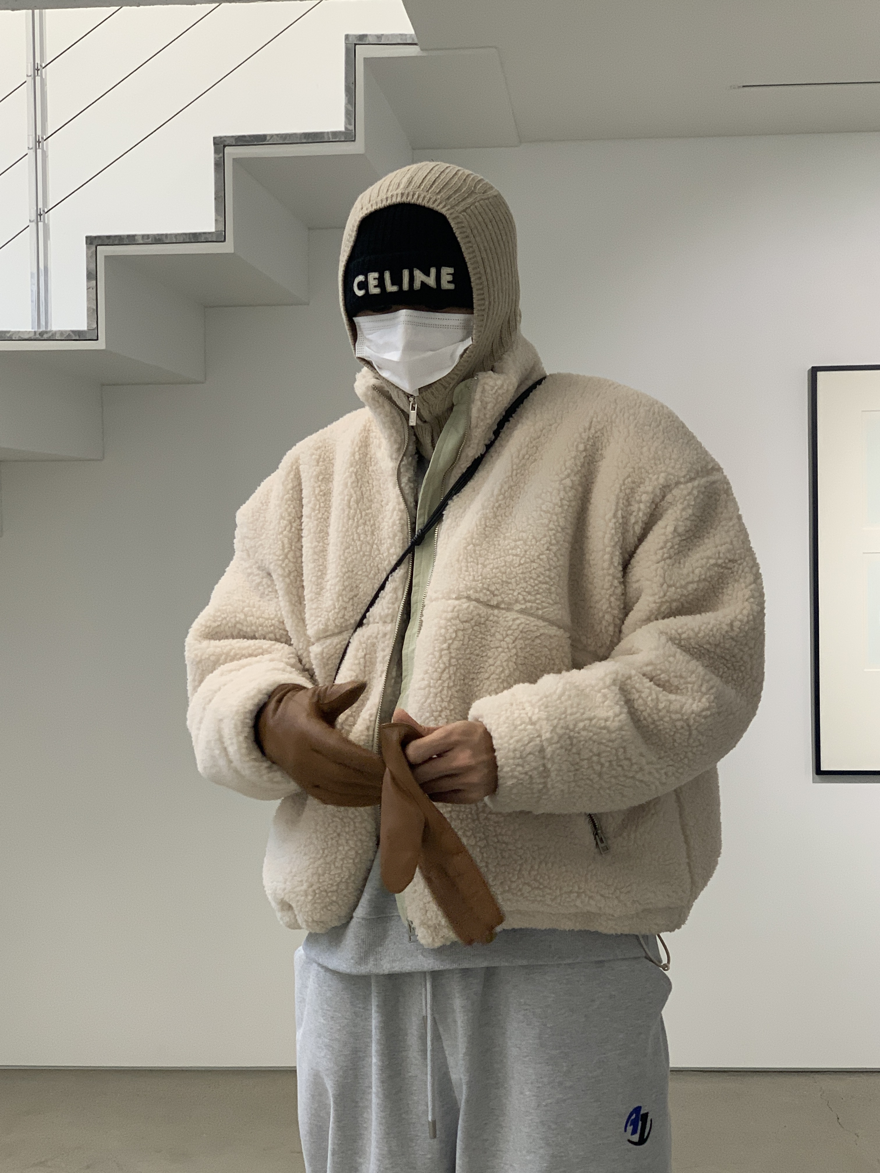Celine Embroidered Knit Wool Beanie Black, UGG x Telfar Logo Mini Chestnut 착용 스타일 - 2