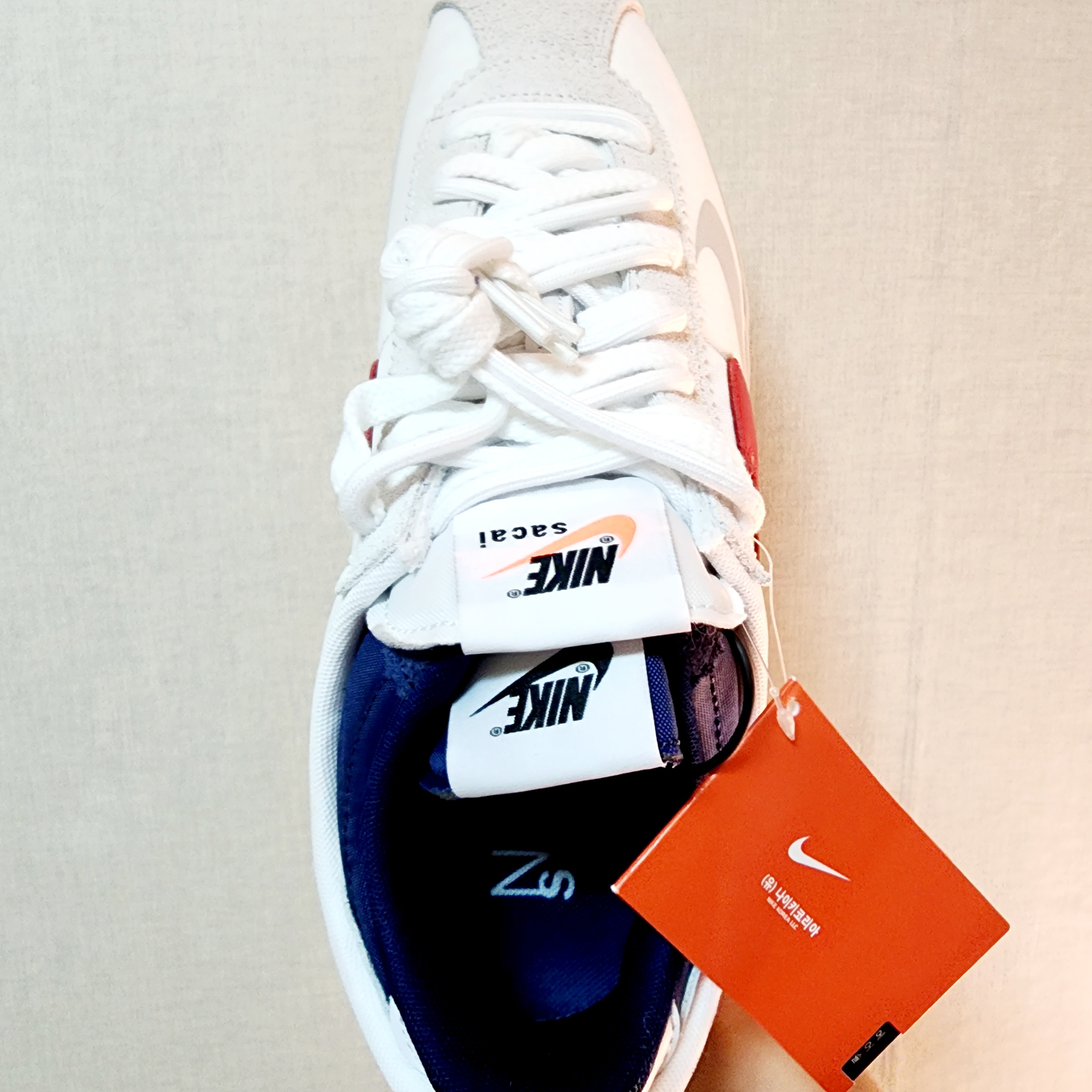 Nike x Sacai Zoom Cortez SP White and University Red 착용 스타일 - 2