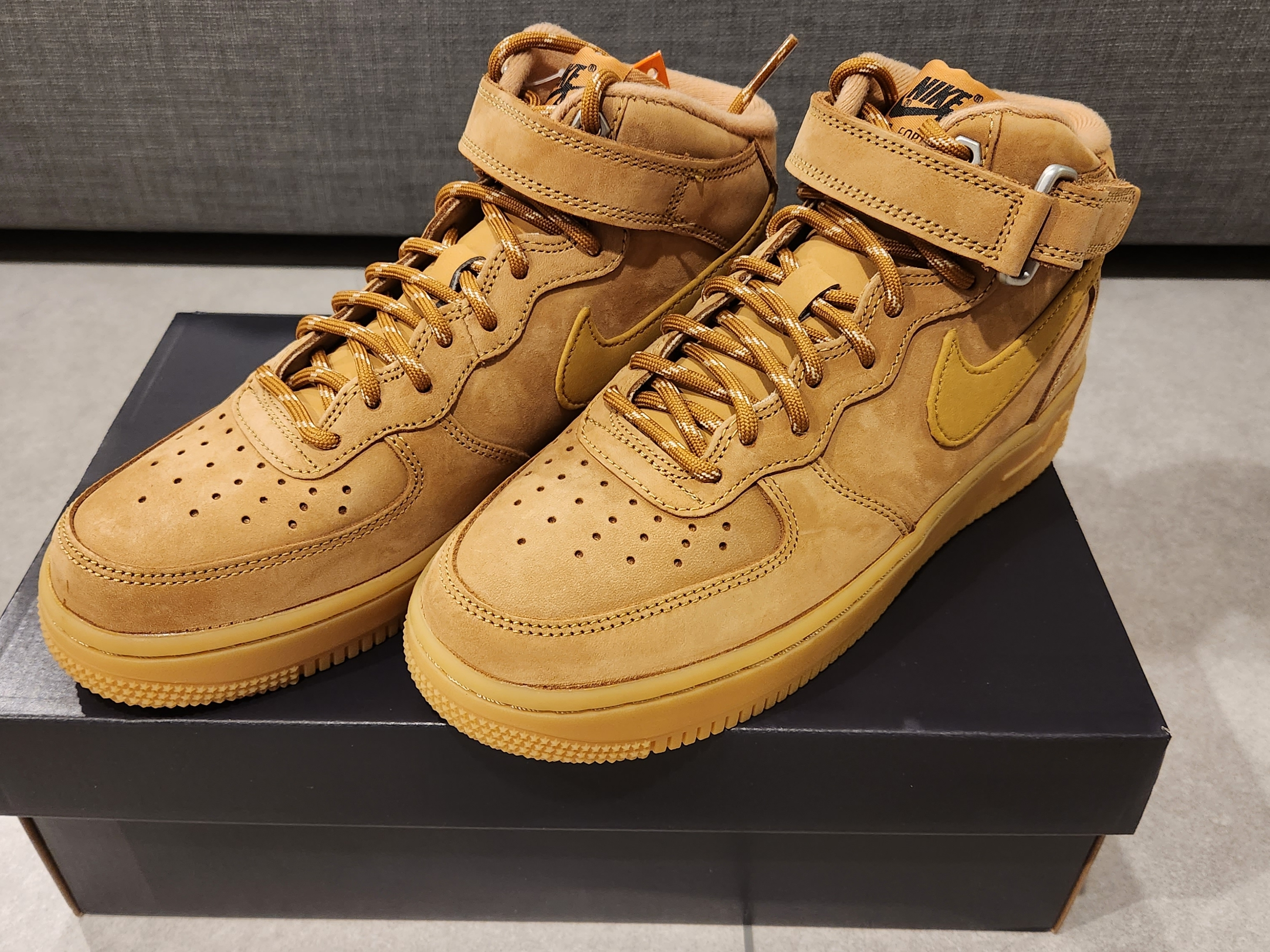 Nike Air Force 1 Mid '07 WB Flax 착용 스타일
