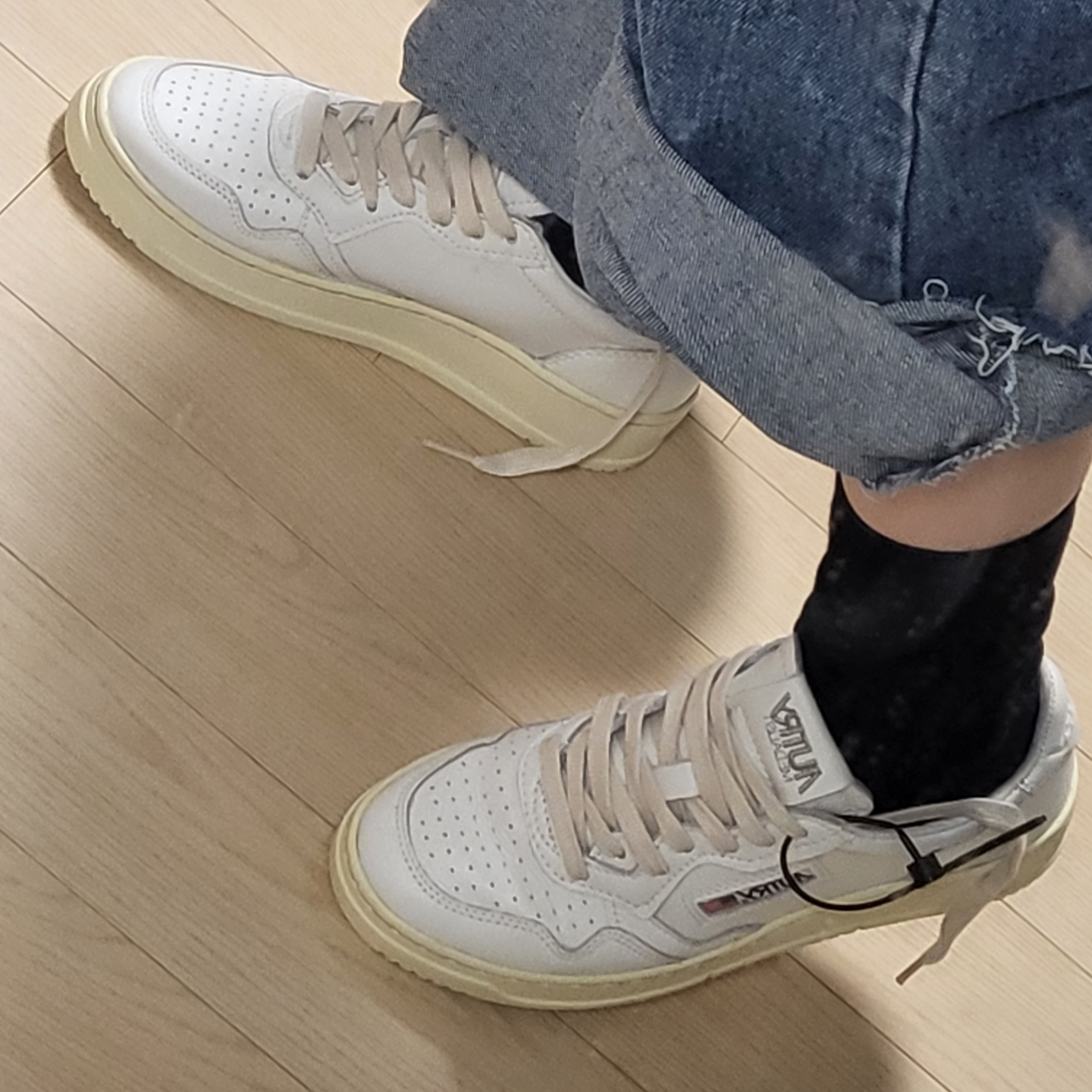 (W) Autry Medalist Low Leather Sneakers White 착용 스타일 - 1