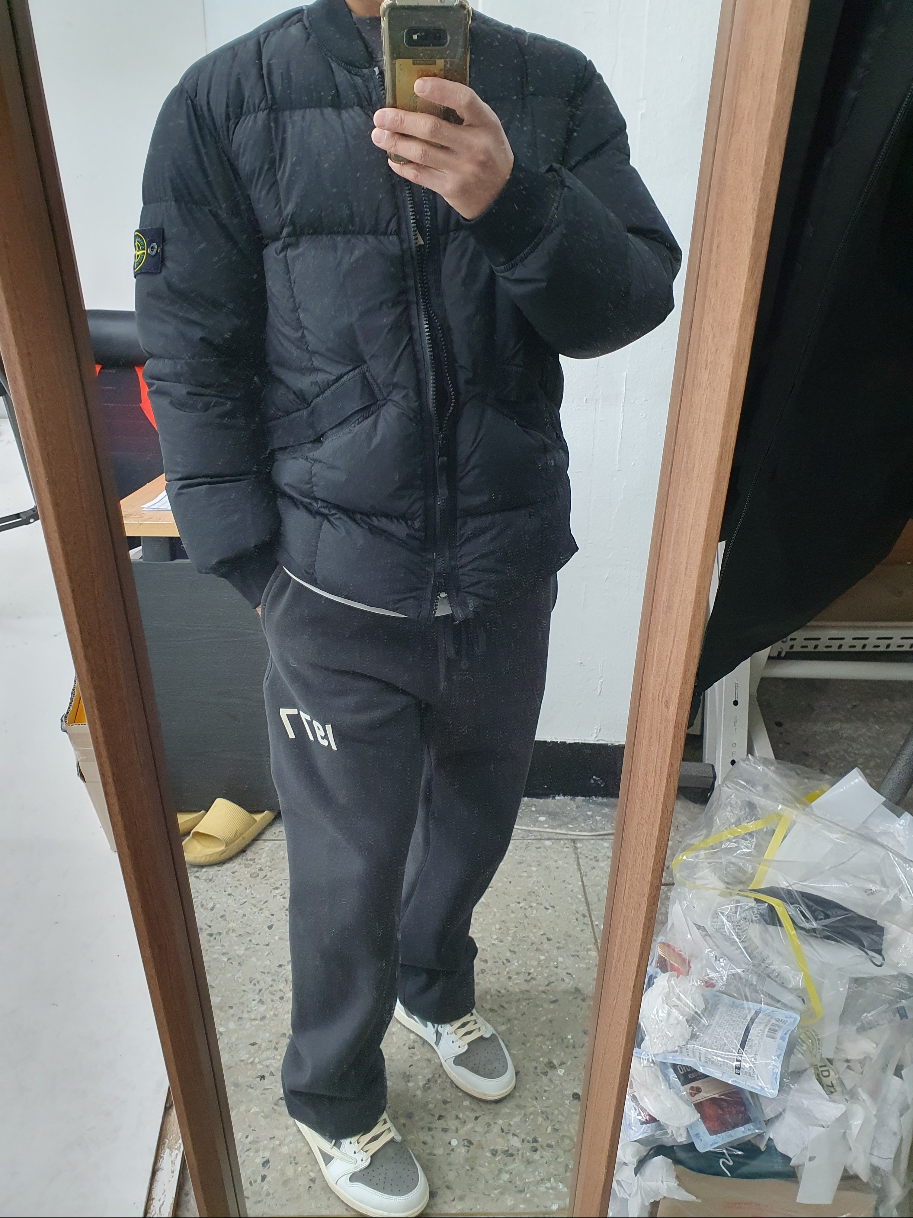 Jordan 1 x Travis Scott Retro Low OG SP Sail and Ridgerock, Essentials 1977 Crewneck Sweatshirt Iron - 22SS 착용 스타일
