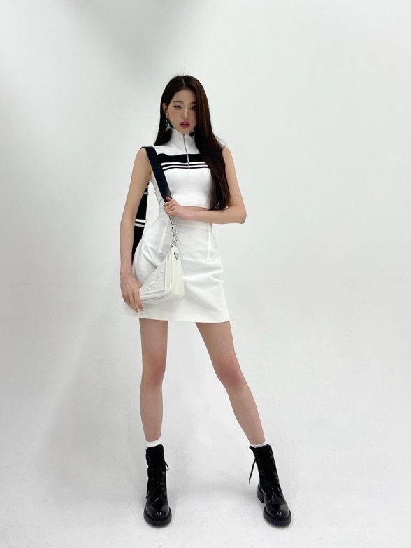 Prada Triangle Leather Shoulder Bag White 착용 스타일 - 1
