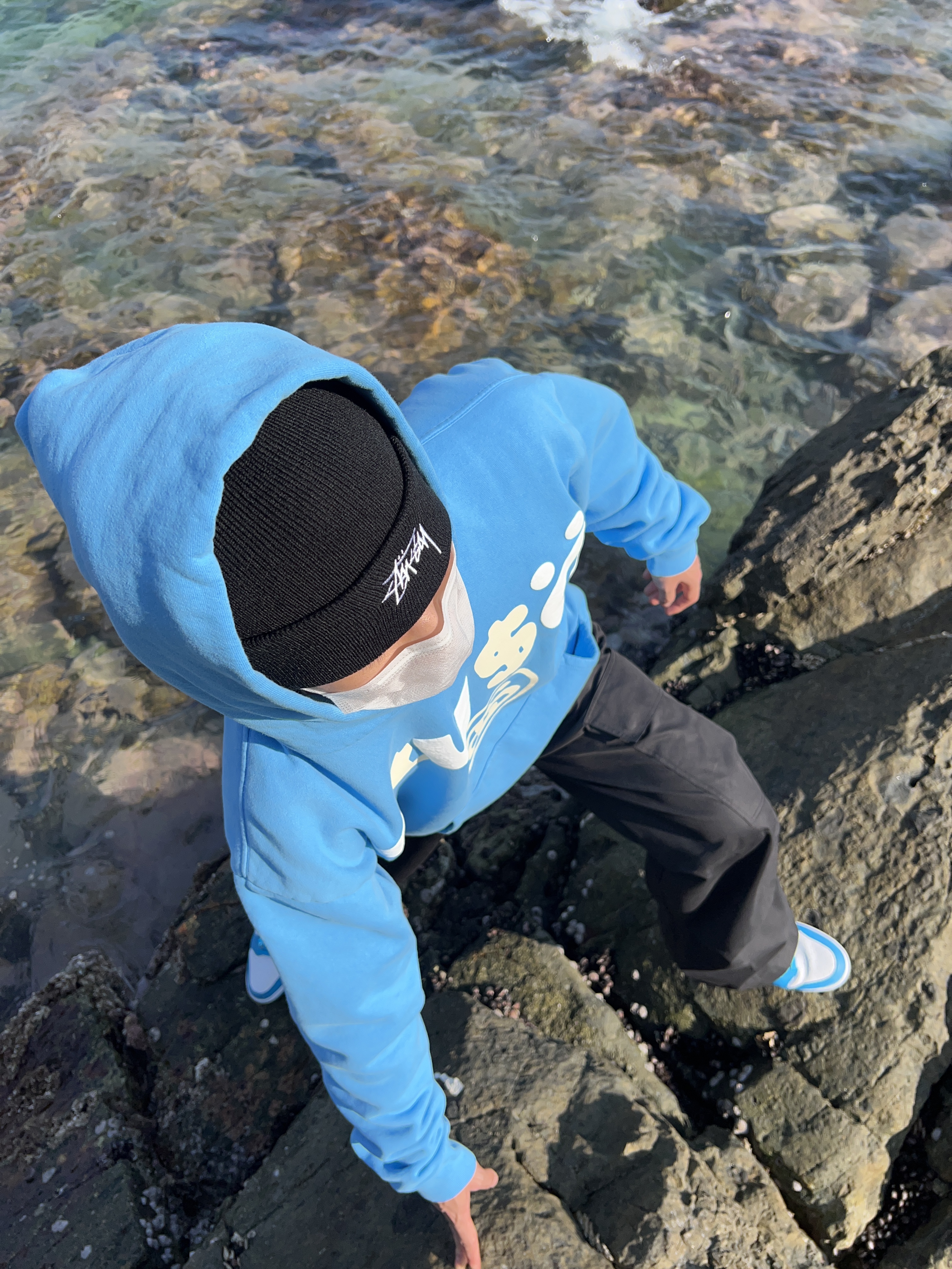 Stussy x Cactus Plant Flea Market 8 Ball Pigment Dyed Hoodie Blue, Stussy Basic Cuff Beanie Black 착용 스타일 - 3