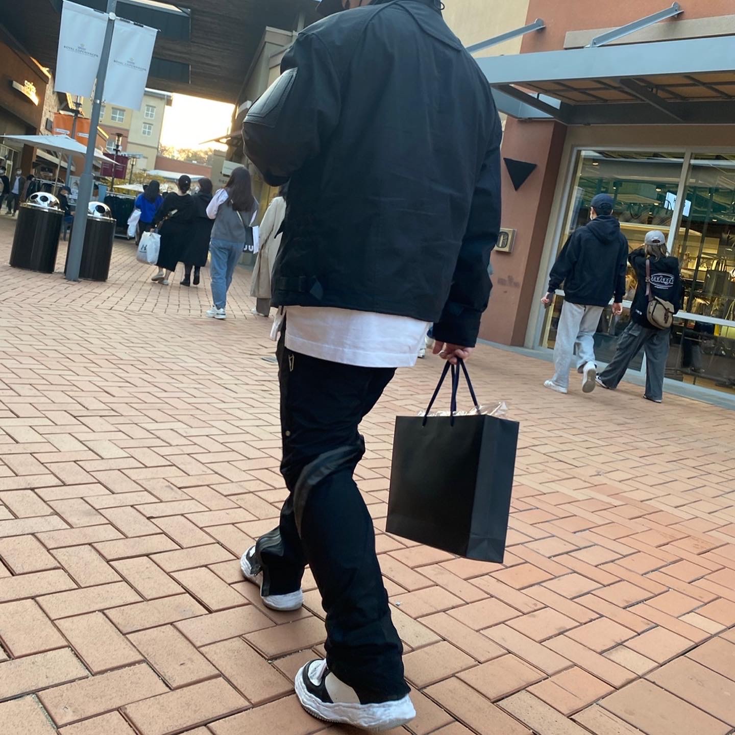 Maison Mihara Yasuhiro Wayne OG Sole Leather Low-top Sneakers Black White, Juun.J MK3 Transform Jacket Black - 22SS 착용 스타일 - 2