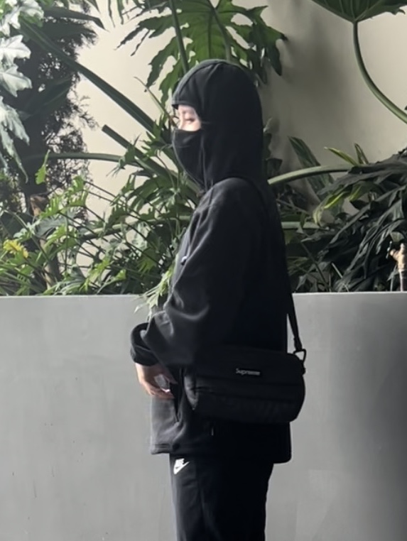 Supreme Puffer Side Bag Black - 22FW, Supreme Polartec Facemask Half Zip Pullover Black - 22FW 착용 스타일 - 4