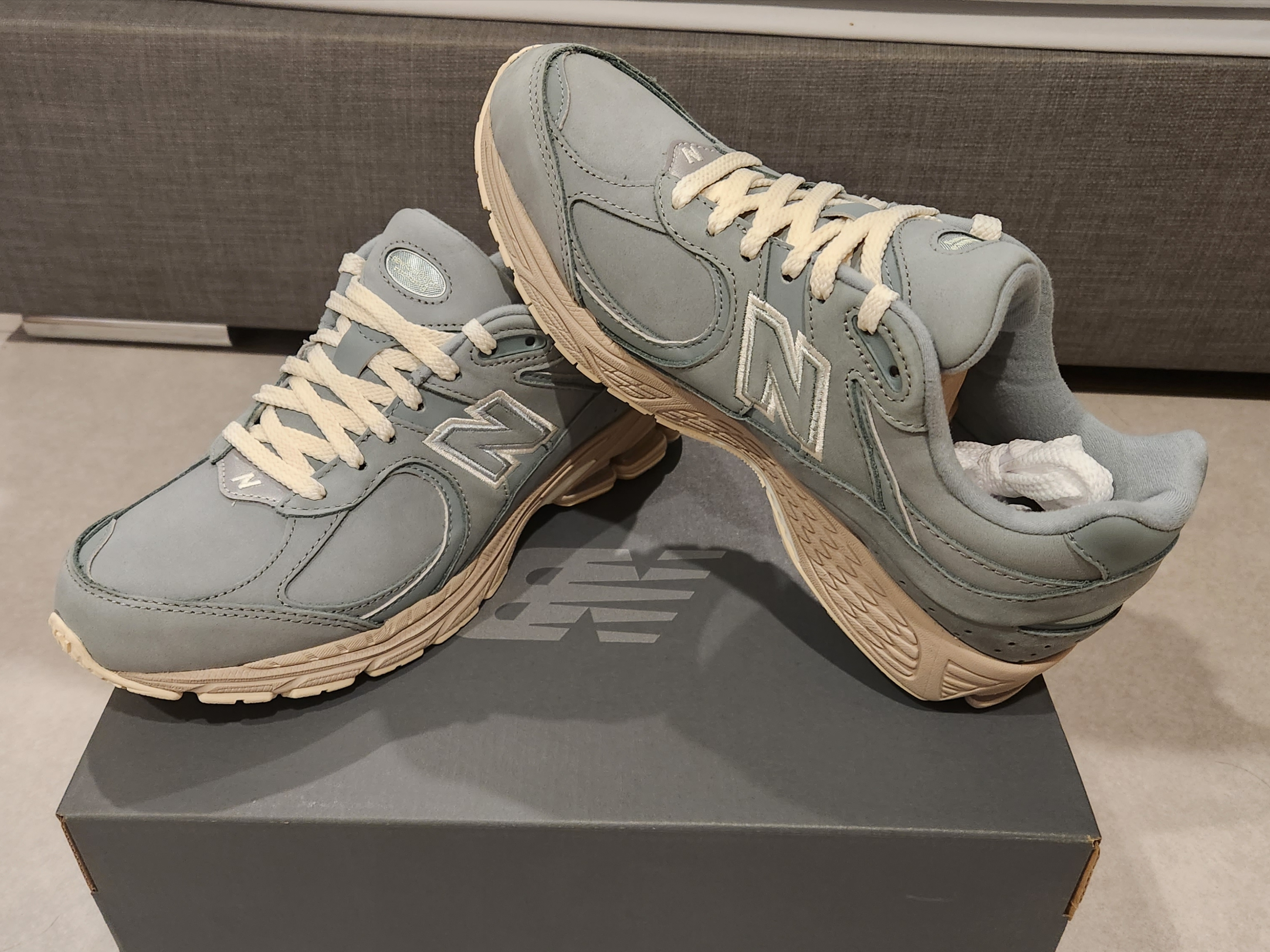New Balance x Kith 2002R Slate Grey 착용 스타일