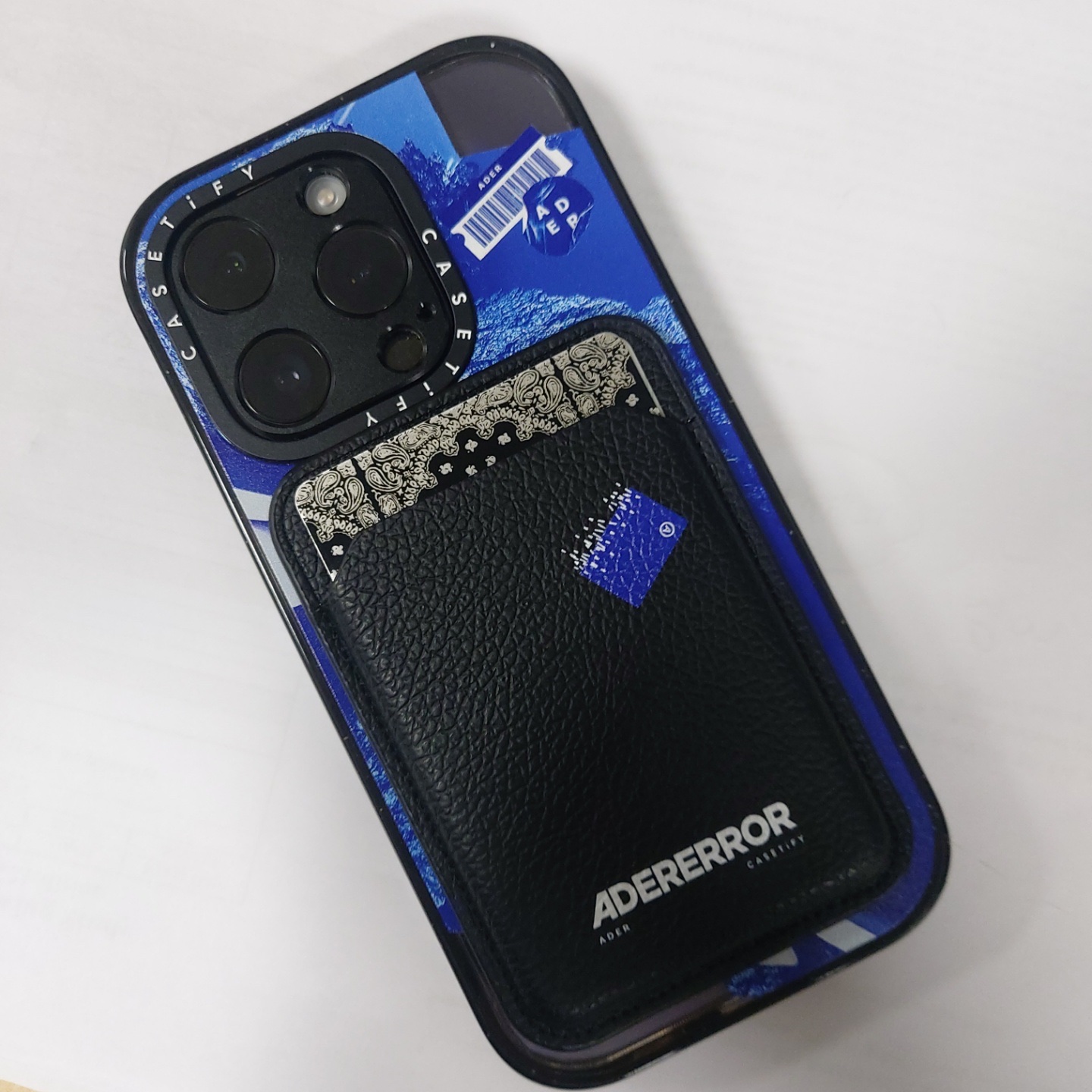 Casetify x Ader Error iPhone Tetris Magsafe Case Blue, Casetify x Ader Error Magsafe Wallet Noir 착용 스타일 - 3
