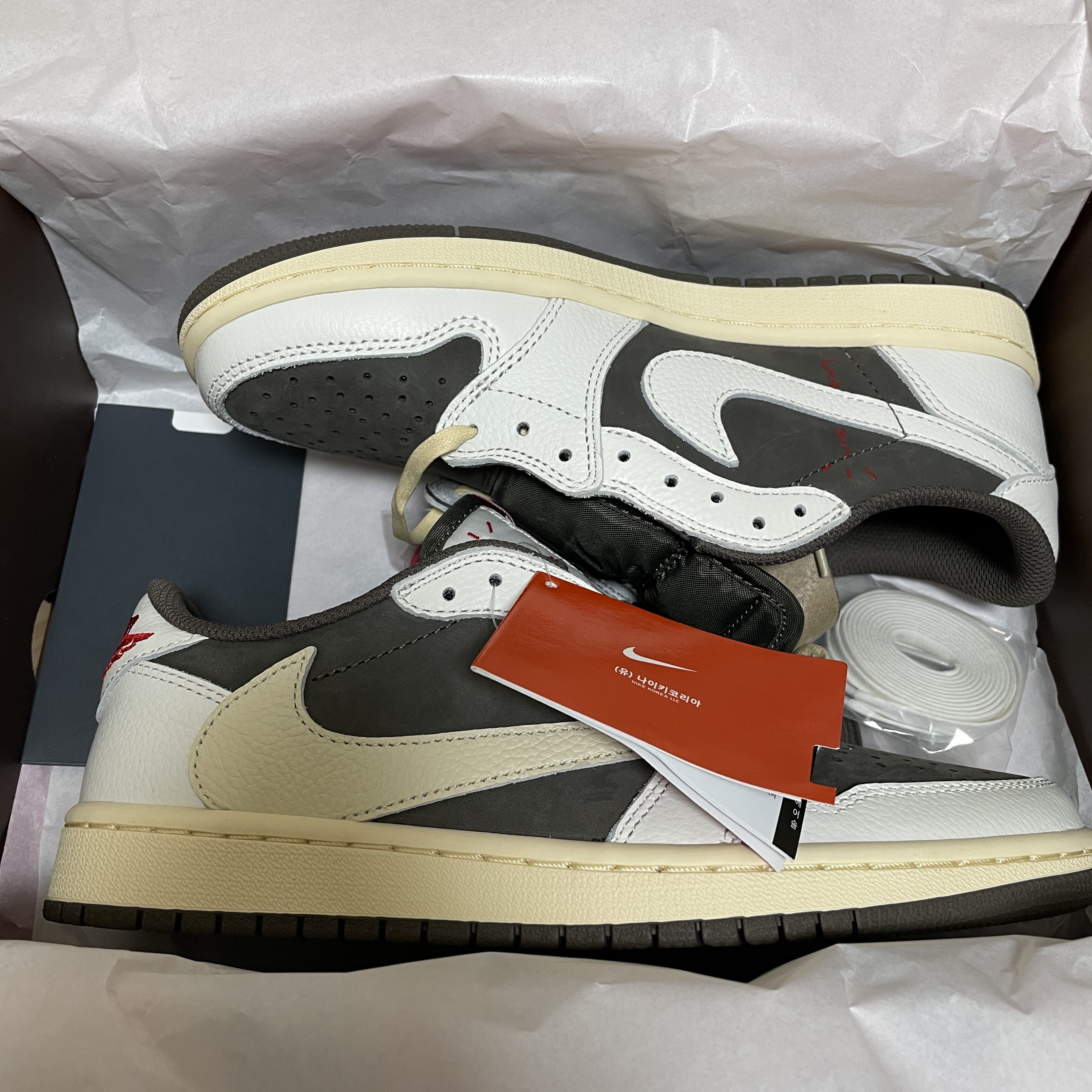 Jordan 1 x Travis Scott Retro Low OG SP Sail and Ridgerock 착용 스타일